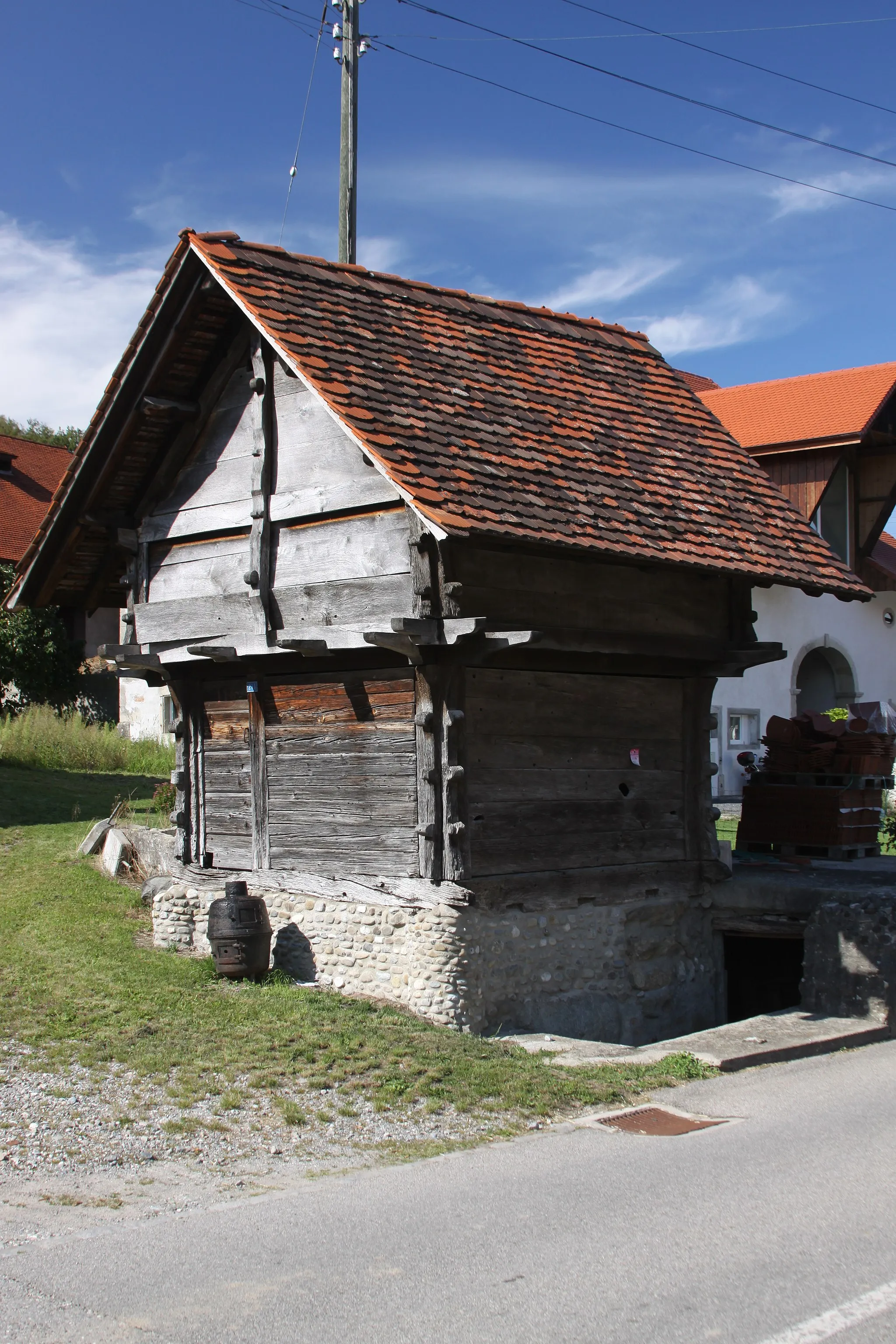 Photo showing: Granary, Route Du Centre 21A, Cheiry