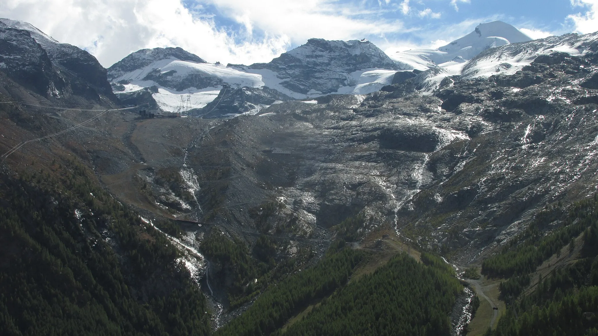 Photo showing: Der Feegletscher hat sich inzwischen in Höhenlagen auf weit über 2500 m zurückgezogen. Die blankgeschliffenen Felsen zeigen, dass er früher bis unter die jetzige Waldgrenze herunterreichte