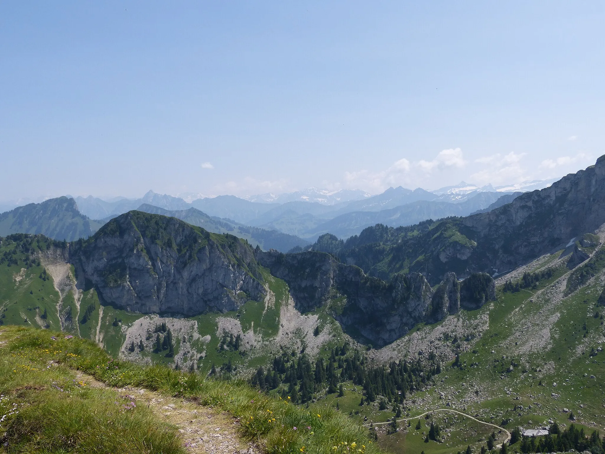 Photo showing: View on the Vaud's Préalps from the top of the Dent de Jaman.