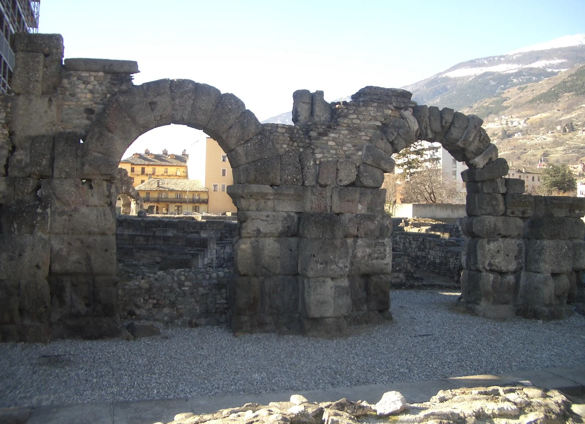 Photo showing: Picture of the Roman Theatre in Aosta, Italy – View of the arcades of the right side of the theatre)