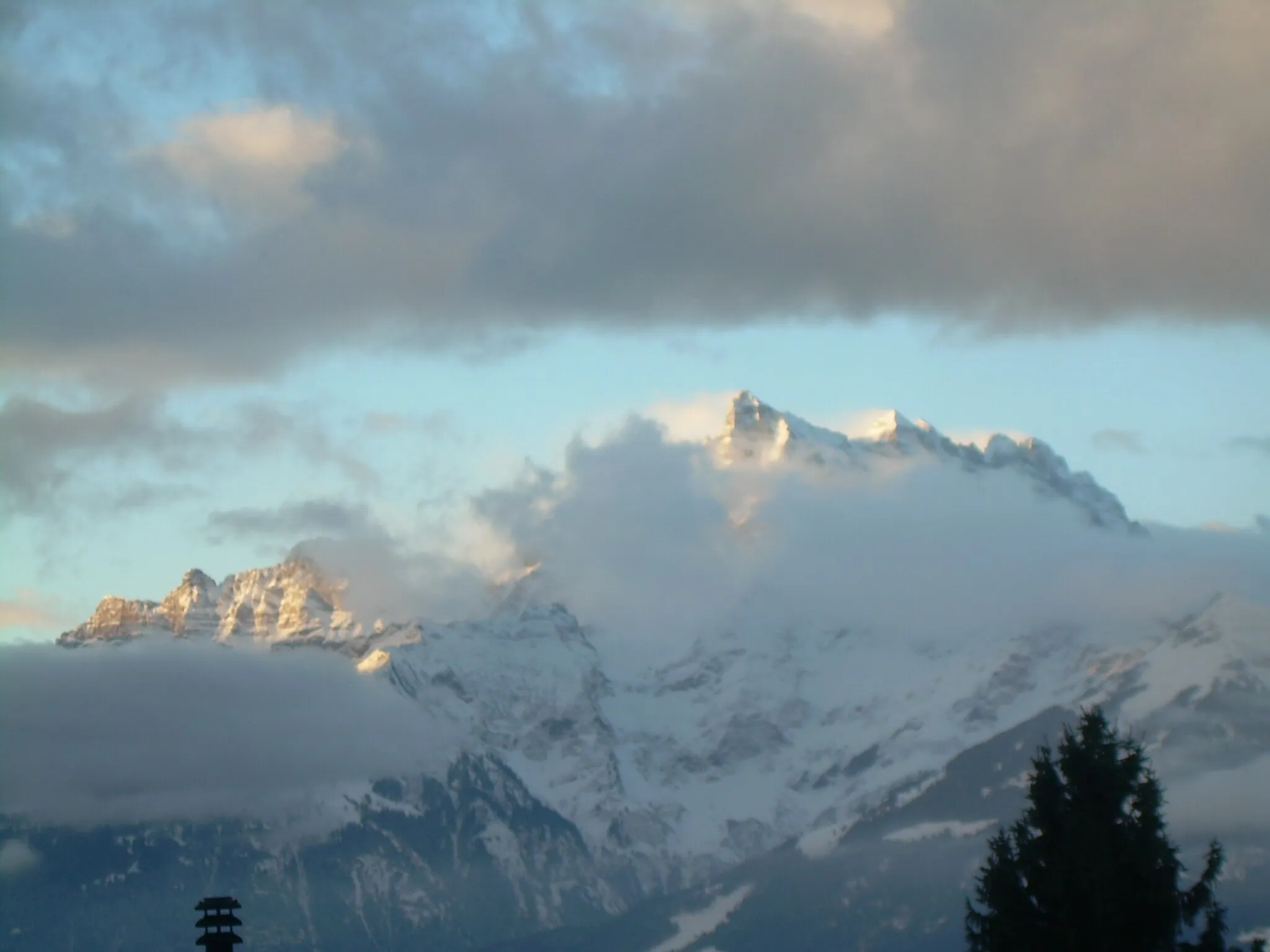 Photo showing: Dents du Midi avec nuages et neige, photographie prise depuis Huémoz