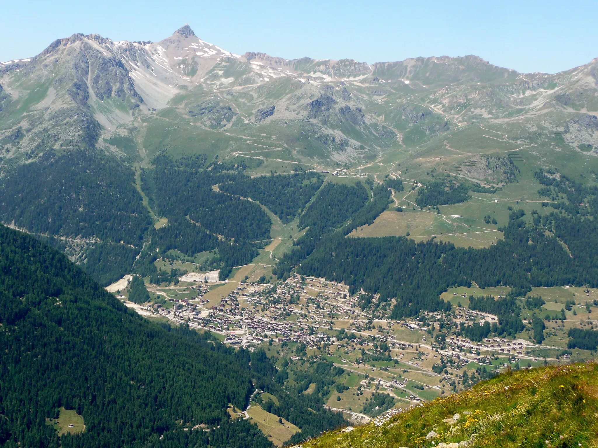 Photo showing: Blick auf Grimentz (Kanton Wallis, Schweiz) mit der Mittelstation Bendolla sowie Roc d'Orzival (ganz rechts) und Becs de Bosson (links).