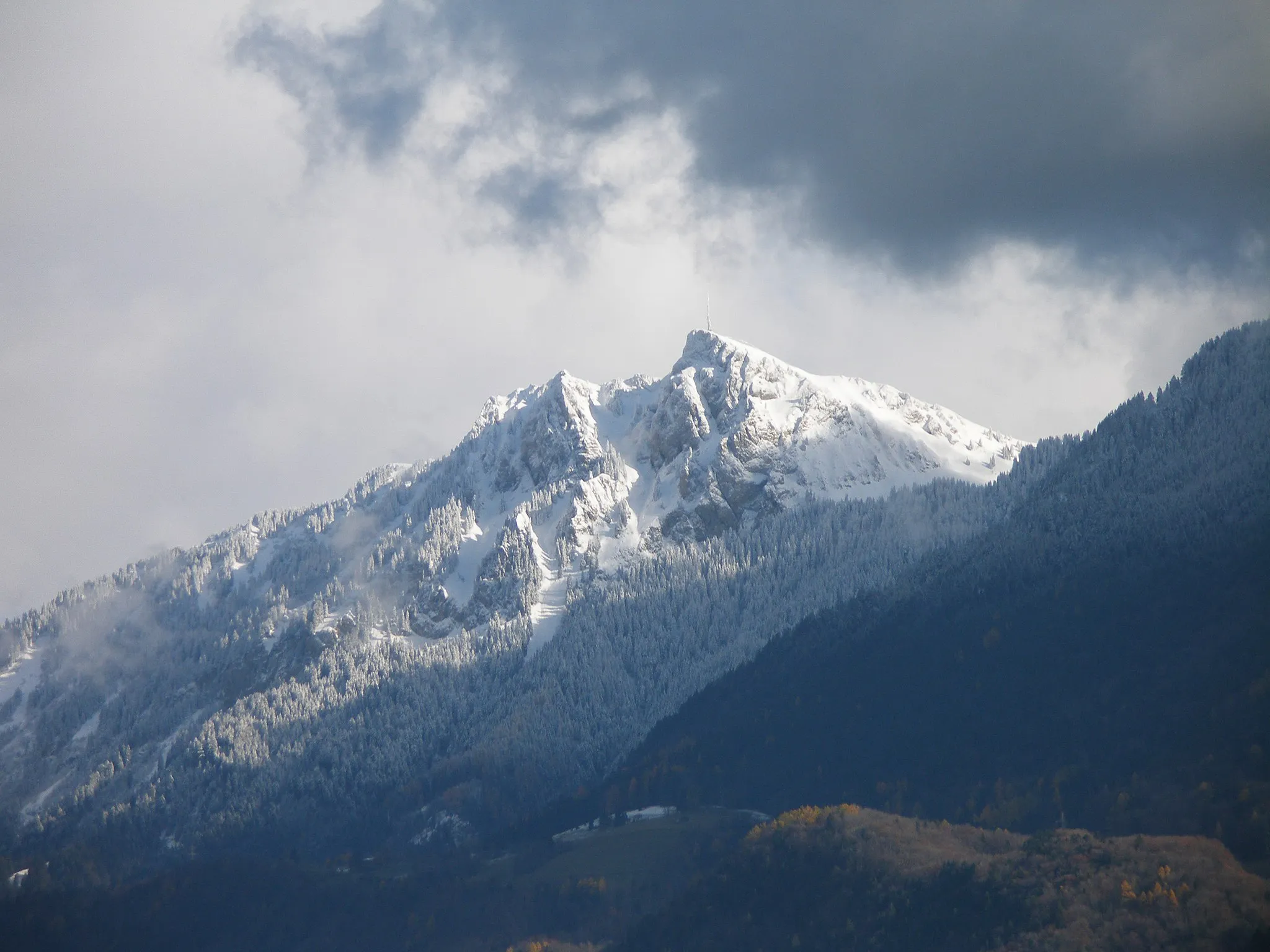 Photo showing: Der Grand Chamossaire, Schweiz. Aus Sicht von der Rhone-Autobahn an der Grenze zwischen Vaud und Wallis