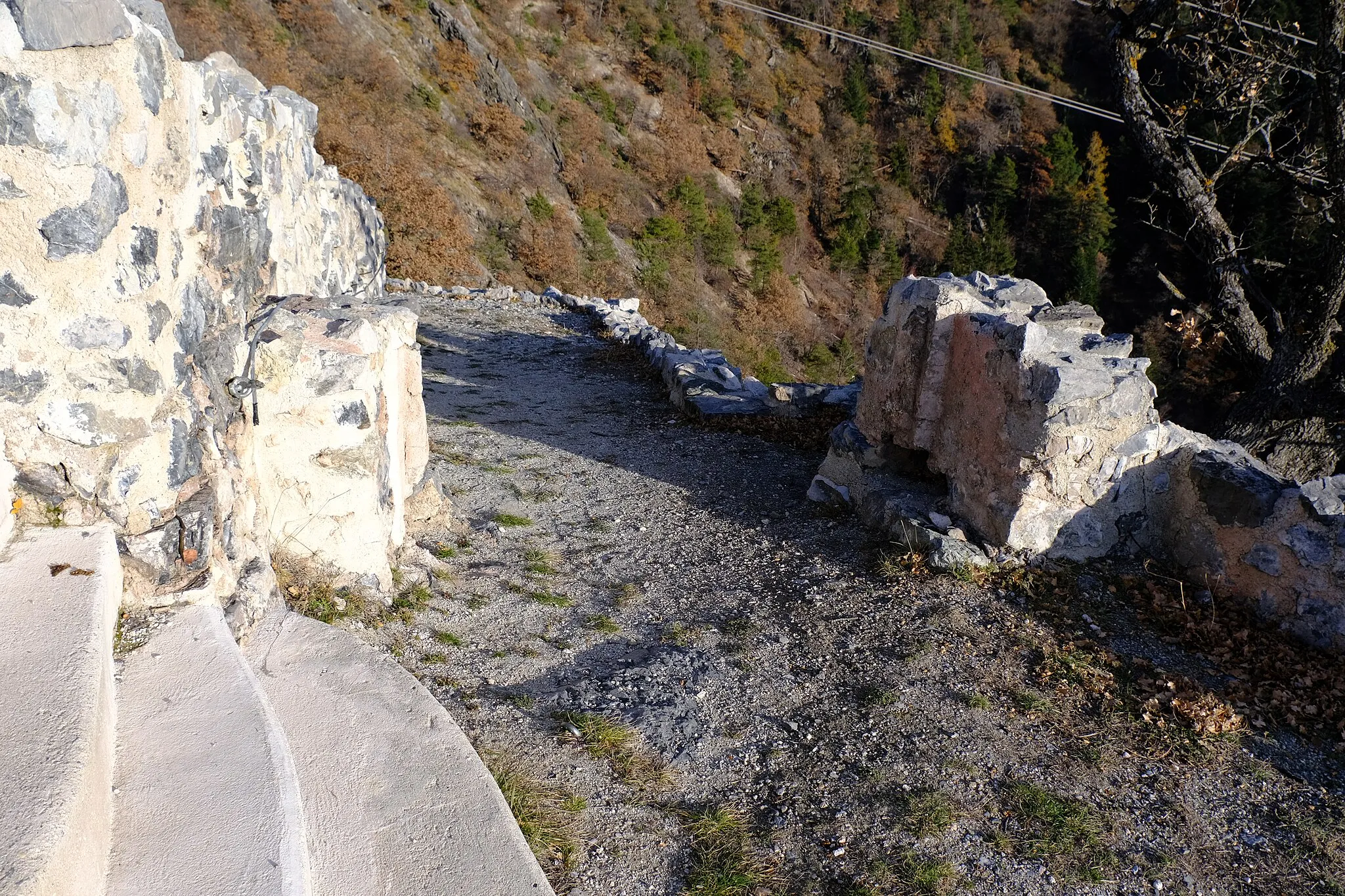 Photo showing: Emplacement de la porte séparant les cours du château de Beauregard.