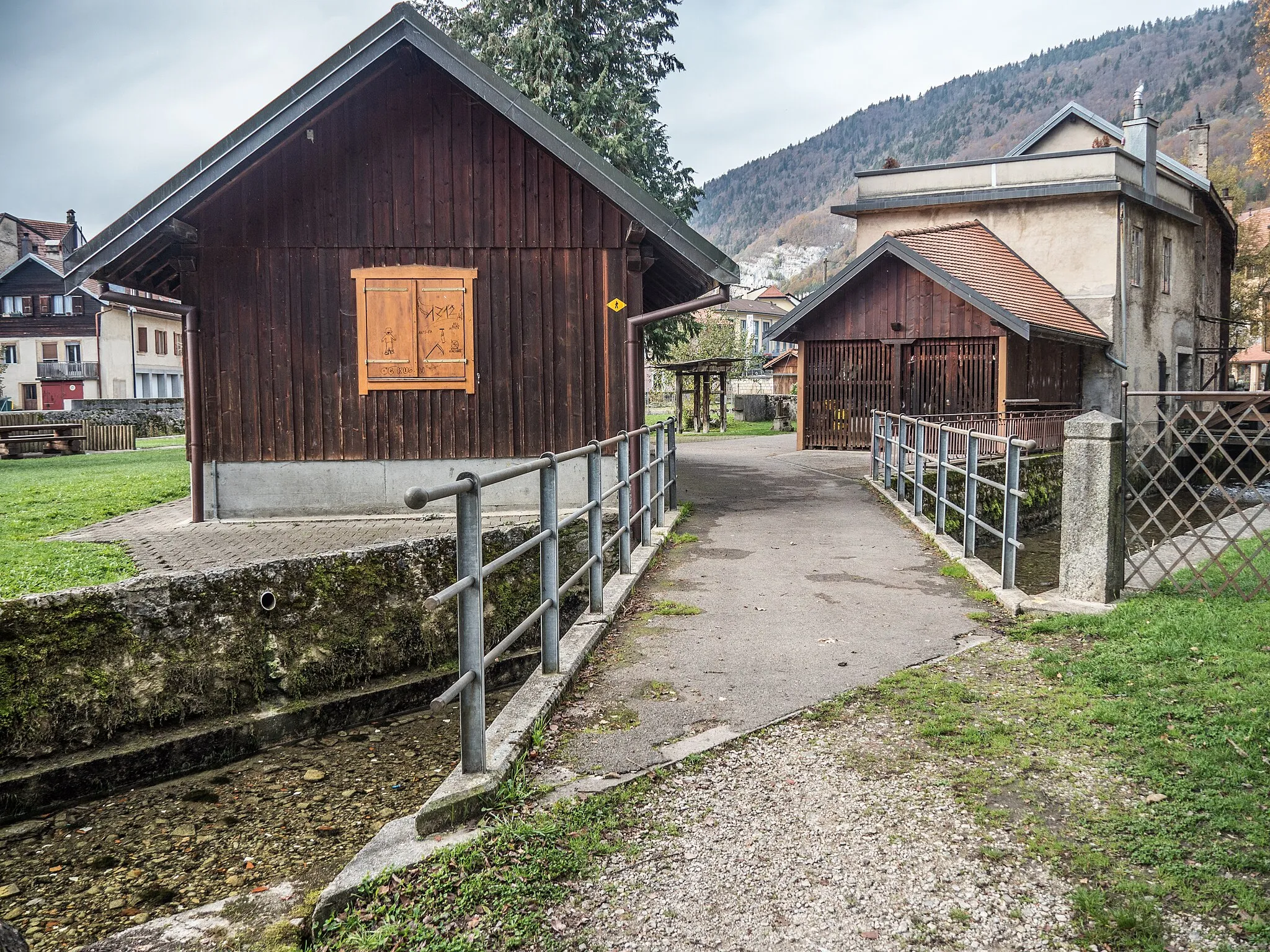 Photo showing: Road Bridge over the Orbe River (Canal des Forges), Vallorbe, Canton of Vaud, Switzerland