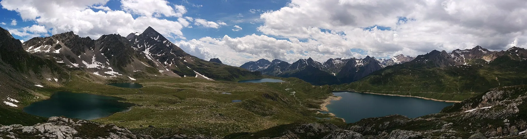 Photo showing: Upper Formazza valley with lakes Laghi del Boden, Lago Castel and Lago Toggia, mountains in Alpi Ticinesi - Tessiner Alpen (left side) of Val Formazza near of Basodino.