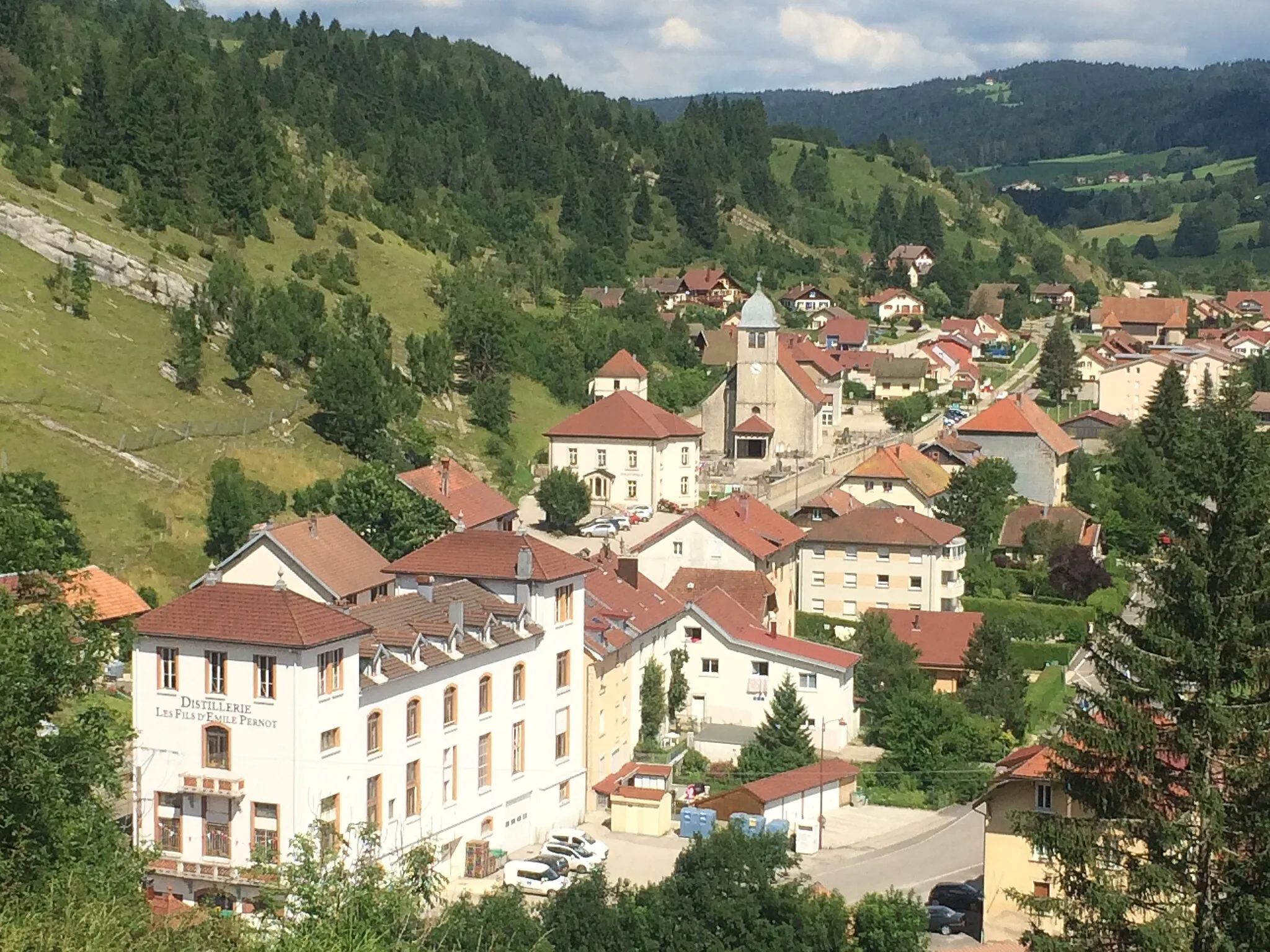 Photo showing: Vue du centre-ville de La Cluse-et-Mijoux (Doubs) avec à gauche la Distillerie les fils d'Émile Pernot