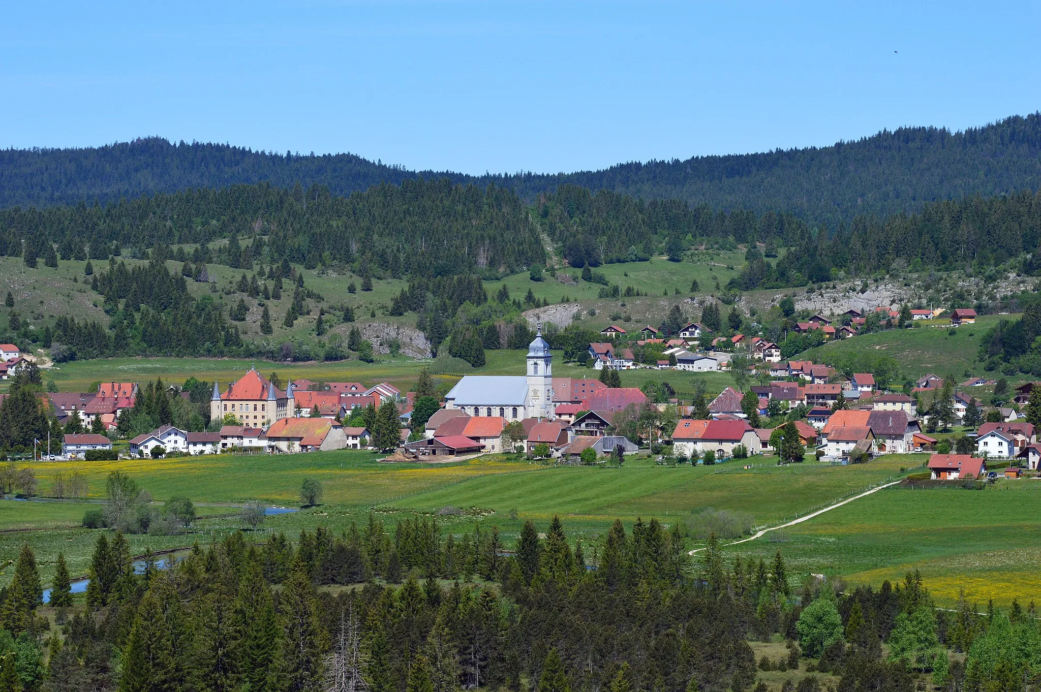 Photo showing: Vue sur le village de Mouthe, situé en France dans le département du Doubs et dans le Massif du Jura. Photographie prise en juin 2019 depuis le belvédère de la Source.