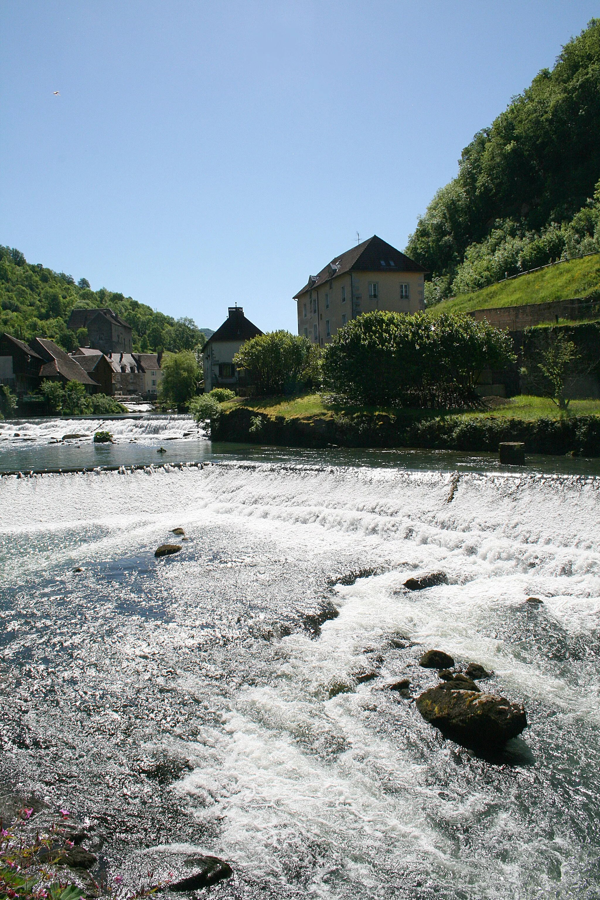 Photo showing: Lods (Doubs - France), the Loue (river), the former forges and the village.