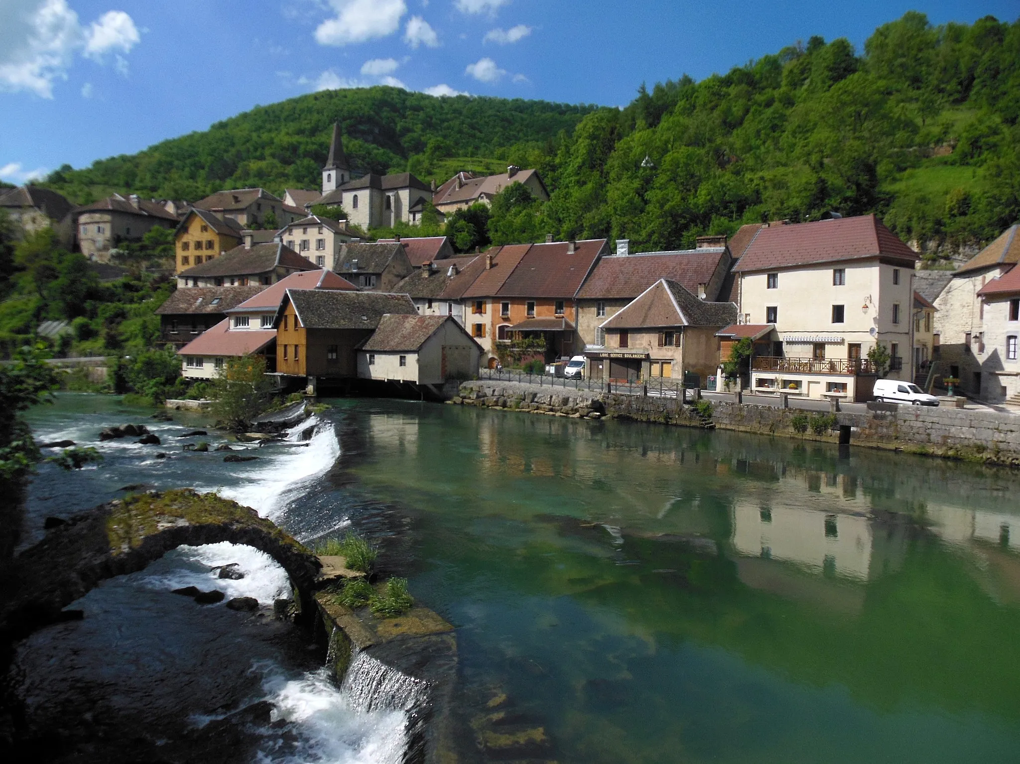 Photo showing: Vue du village de Lods, de la rivière Loue et d'un vestige de pont (XVIe s), depuis le Chemin des Forges.