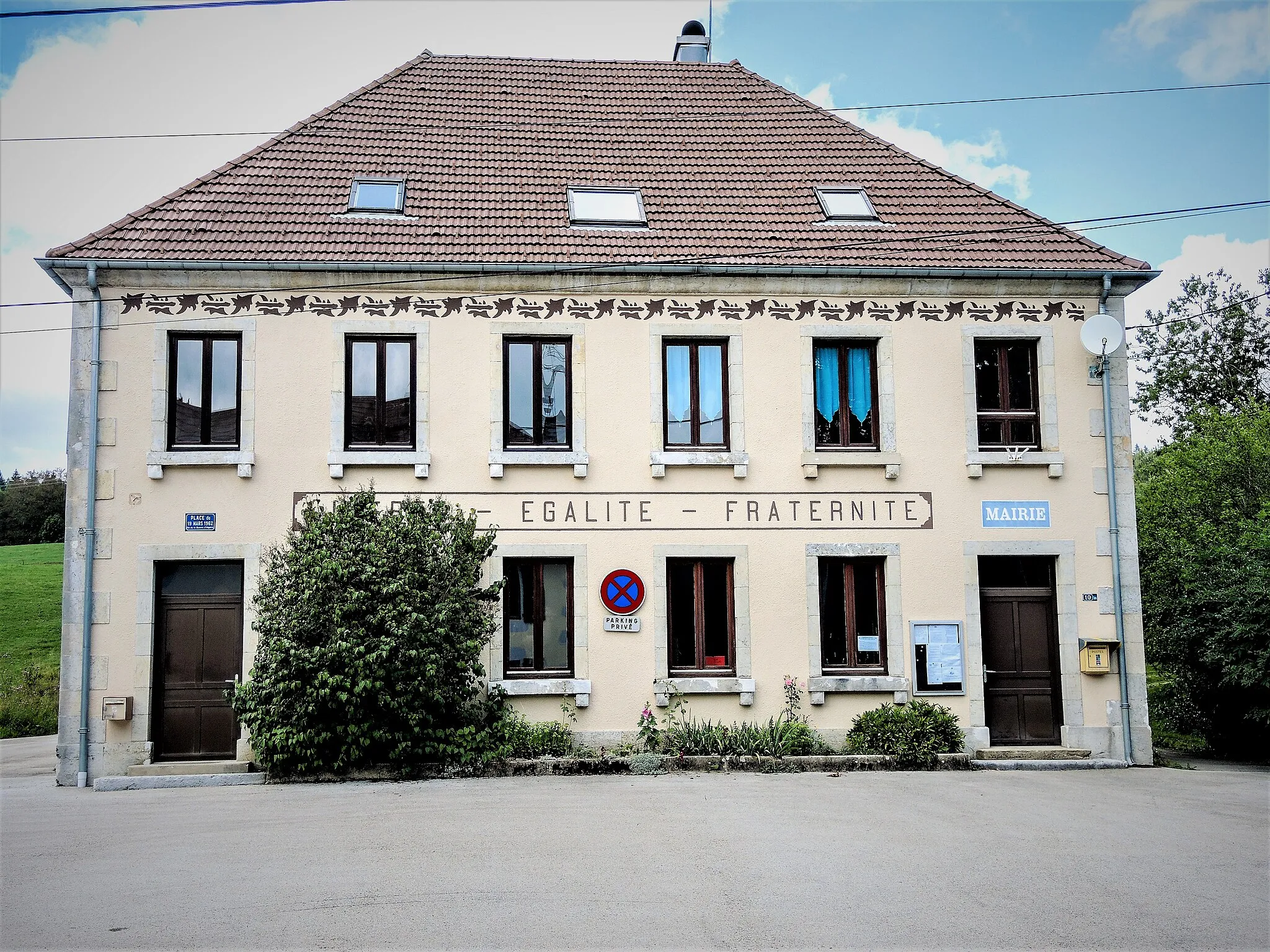 Photo showing: Façade de la mairie de Petite-Chaux. Doubs
