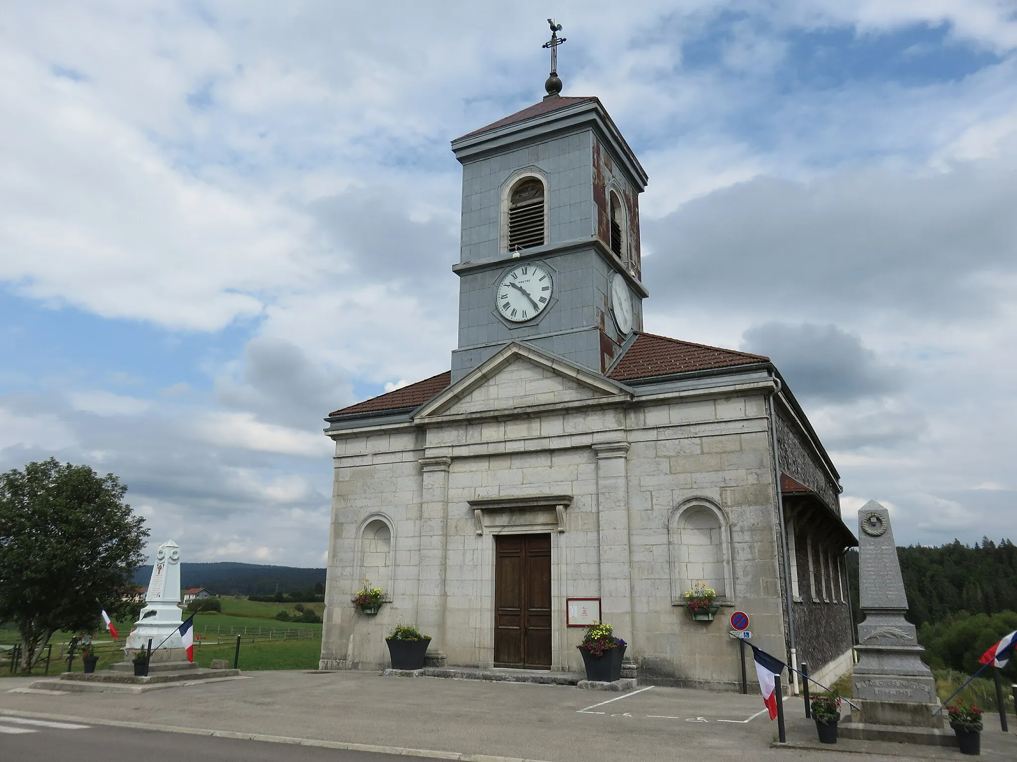 Photo showing: Église de la Sainte-Trinité et les deux monuments aux morts de Chaux-des-Prés (Jura, France).