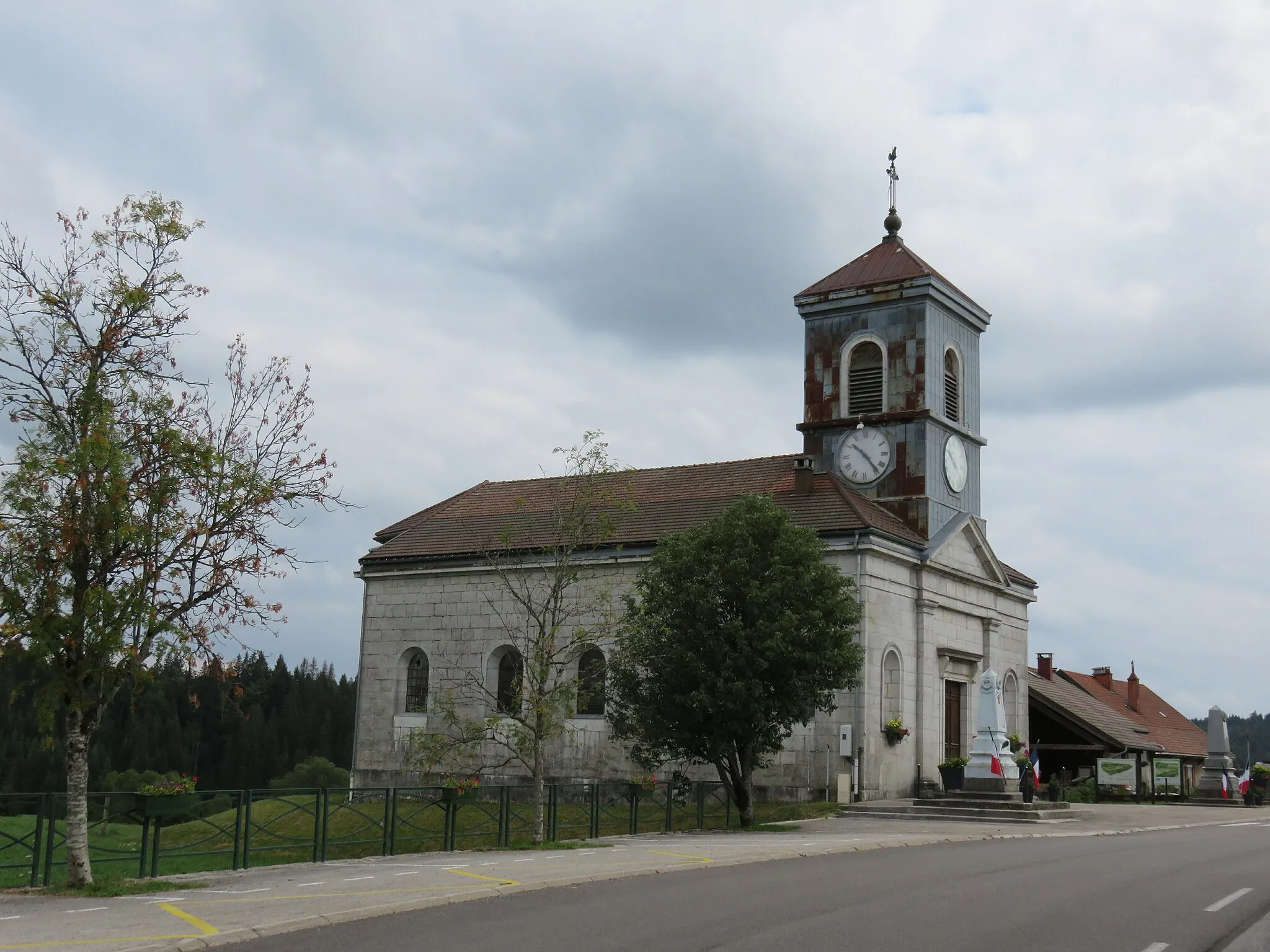 Photo showing: Église de la Sainte-Trinité de Chaux-des-Prés (Jura, France).