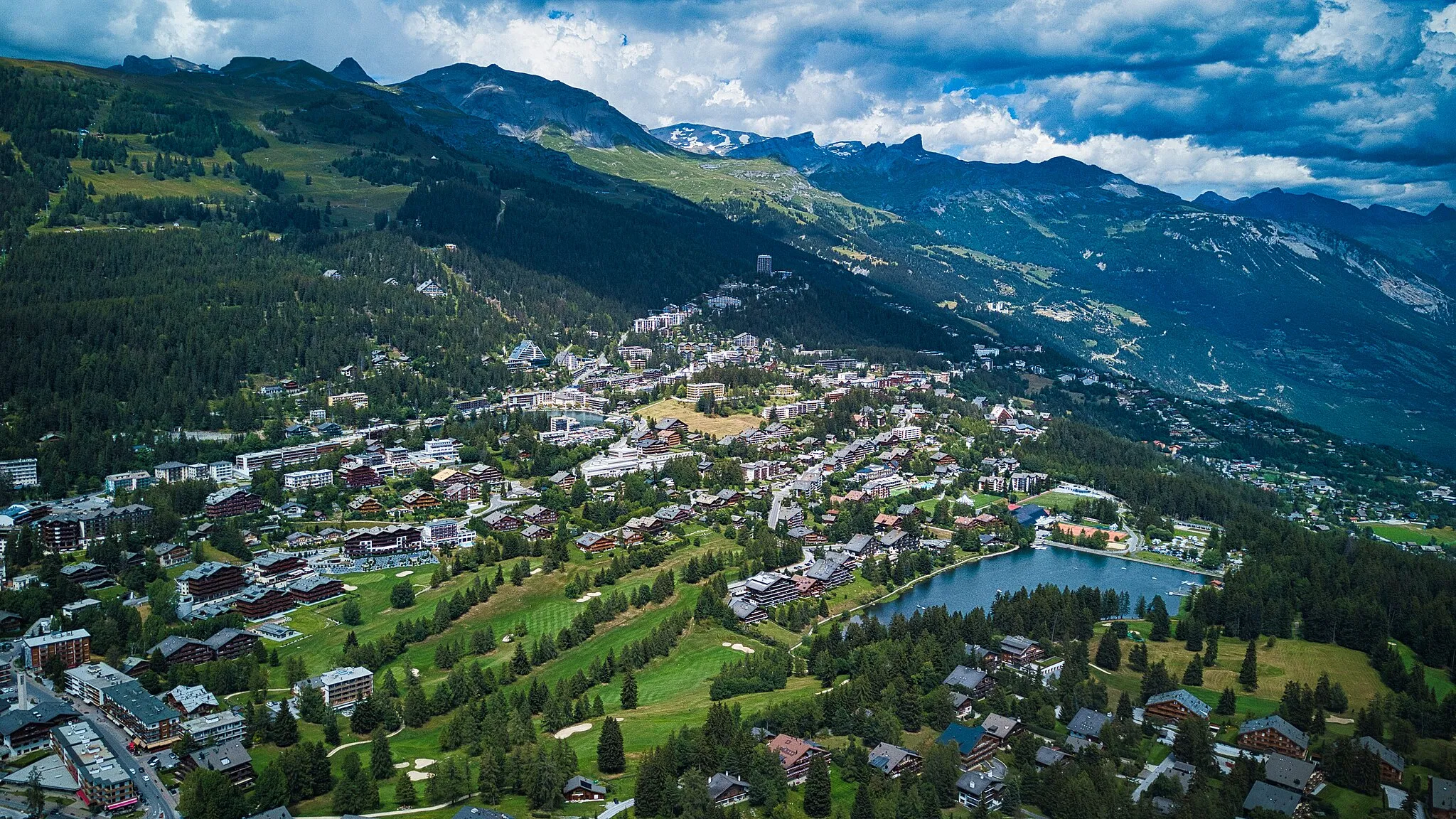 Photo showing: Crans-Montana im Juli 2020. Höhenpunkte ab Swisstopo.