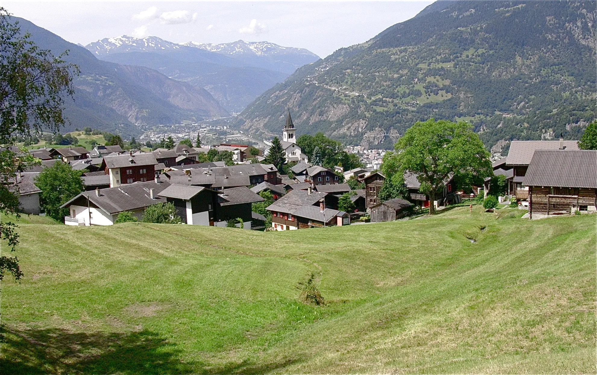 Photo showing: Petit village au dessus de la ville de Brigue, sur la route du col du Simplon
