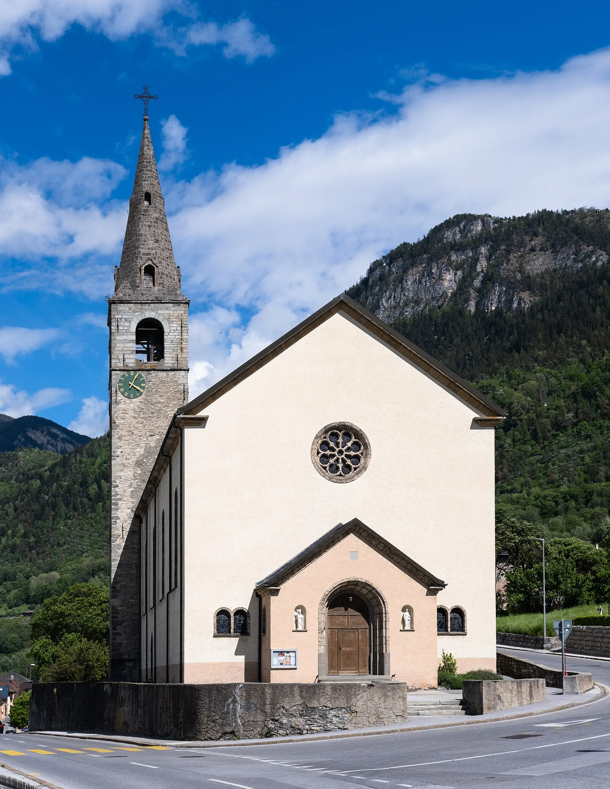 Photo showing: La face de l'église de Chalais en mai 2023.