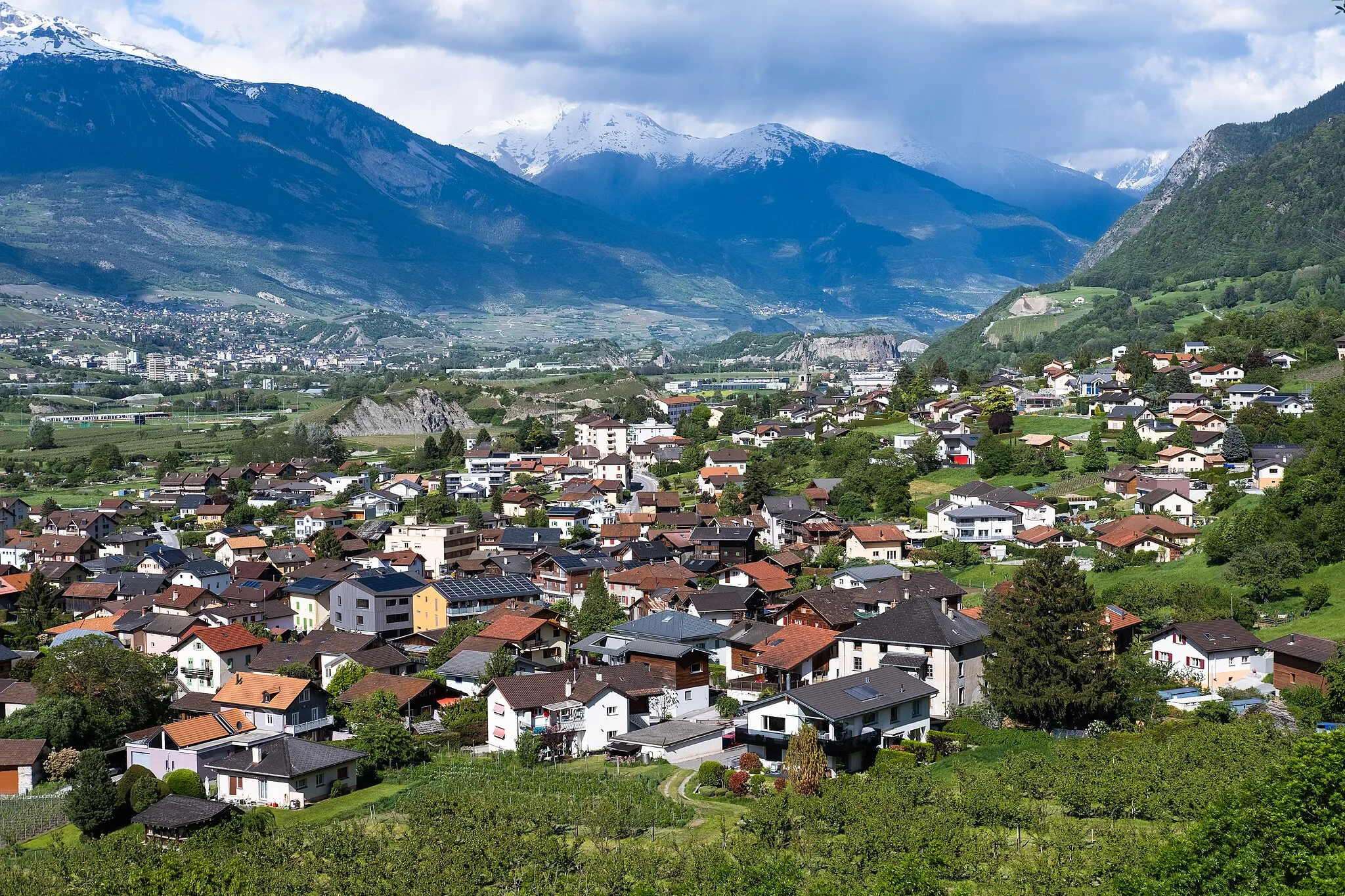 Photo showing: Le village de Réchy vu depuis la salle du Stand de tir en mai 2023.