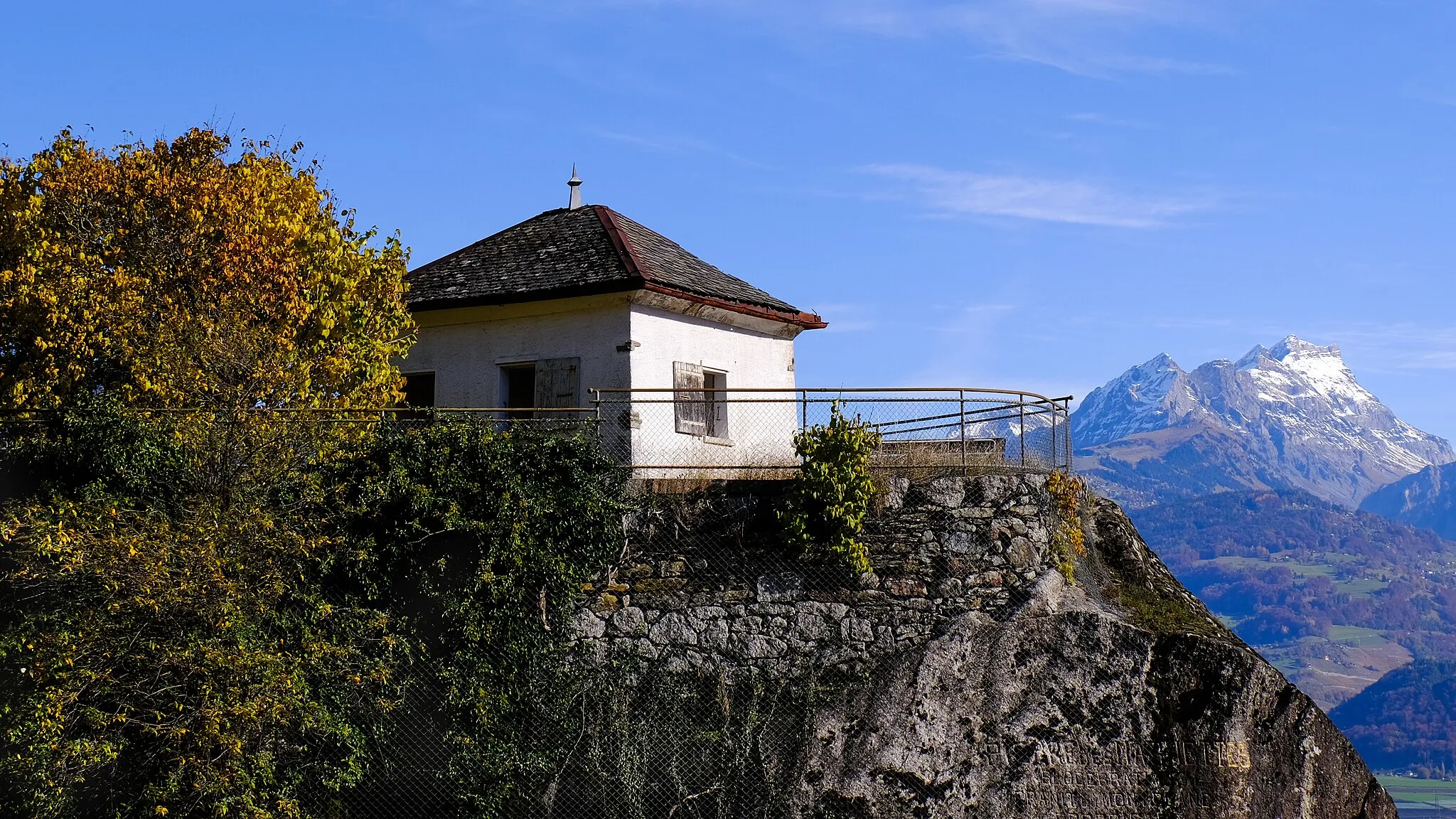 Photo showing: La cabane sur le rocher des Marmettes, à Monthey en Suisse.