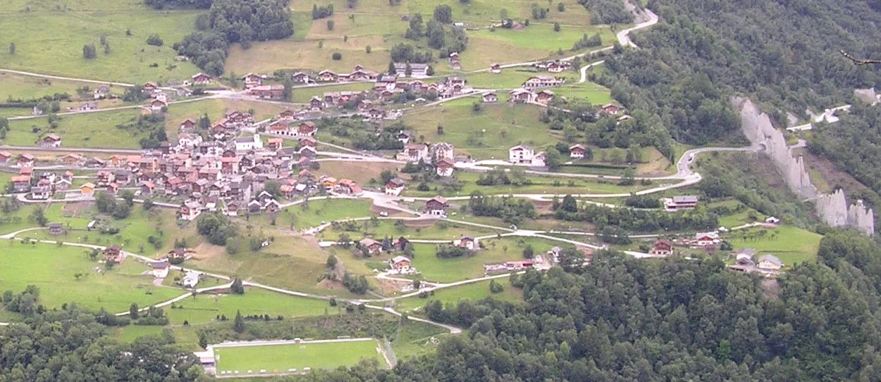 Photo showing: Le village d'Euseigne, vu depuis Saint-Martin. Val d'Hérens au Valais.