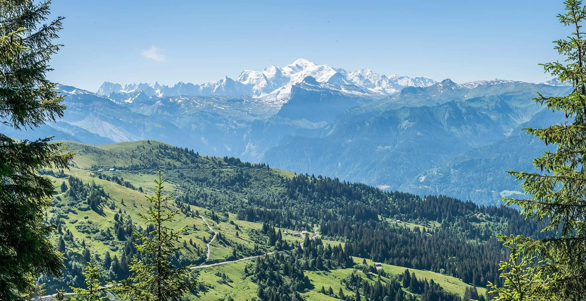 Photo showing: Massif du Mont-Blanc seen from Tête du Vuargne in commune of Verchaix, Haute-Savoie, France