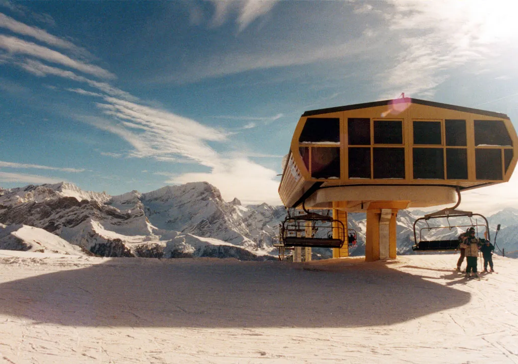 Photo showing: Ski lift at Chaux Ronde in the Villars-sur-Ollon village, Ollon, Vaud, Switzerland 2002