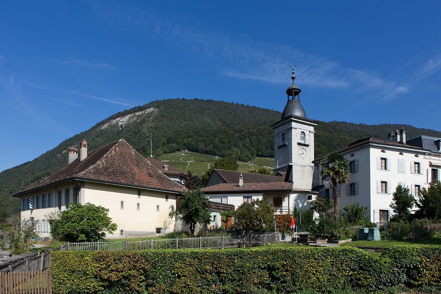 Photo showing: Pfarrhaus und Kirche Saint Victor mitten in Ollon
