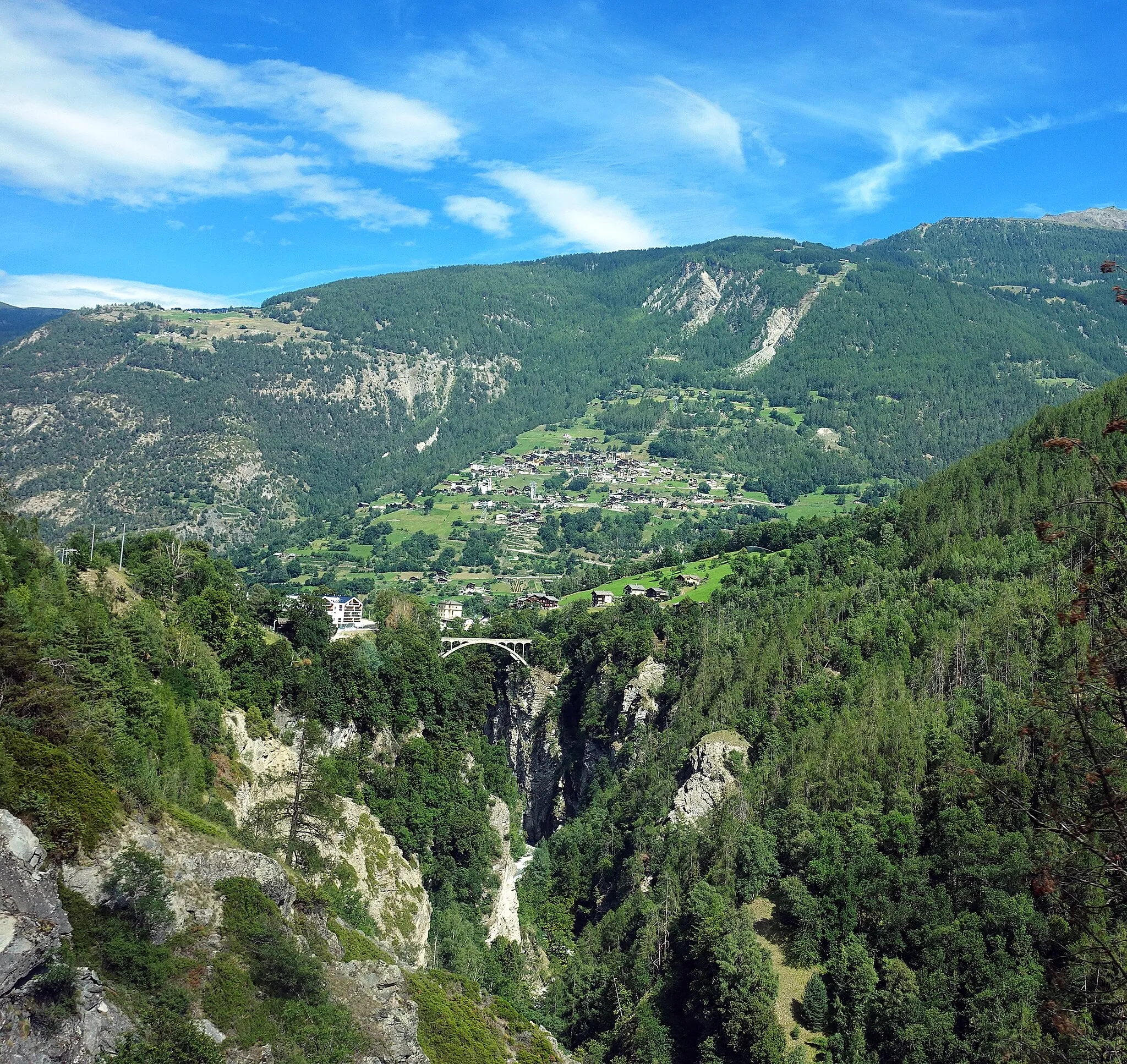 Photo showing: View towards Merjubrücke and Staldenried in Switzerland.