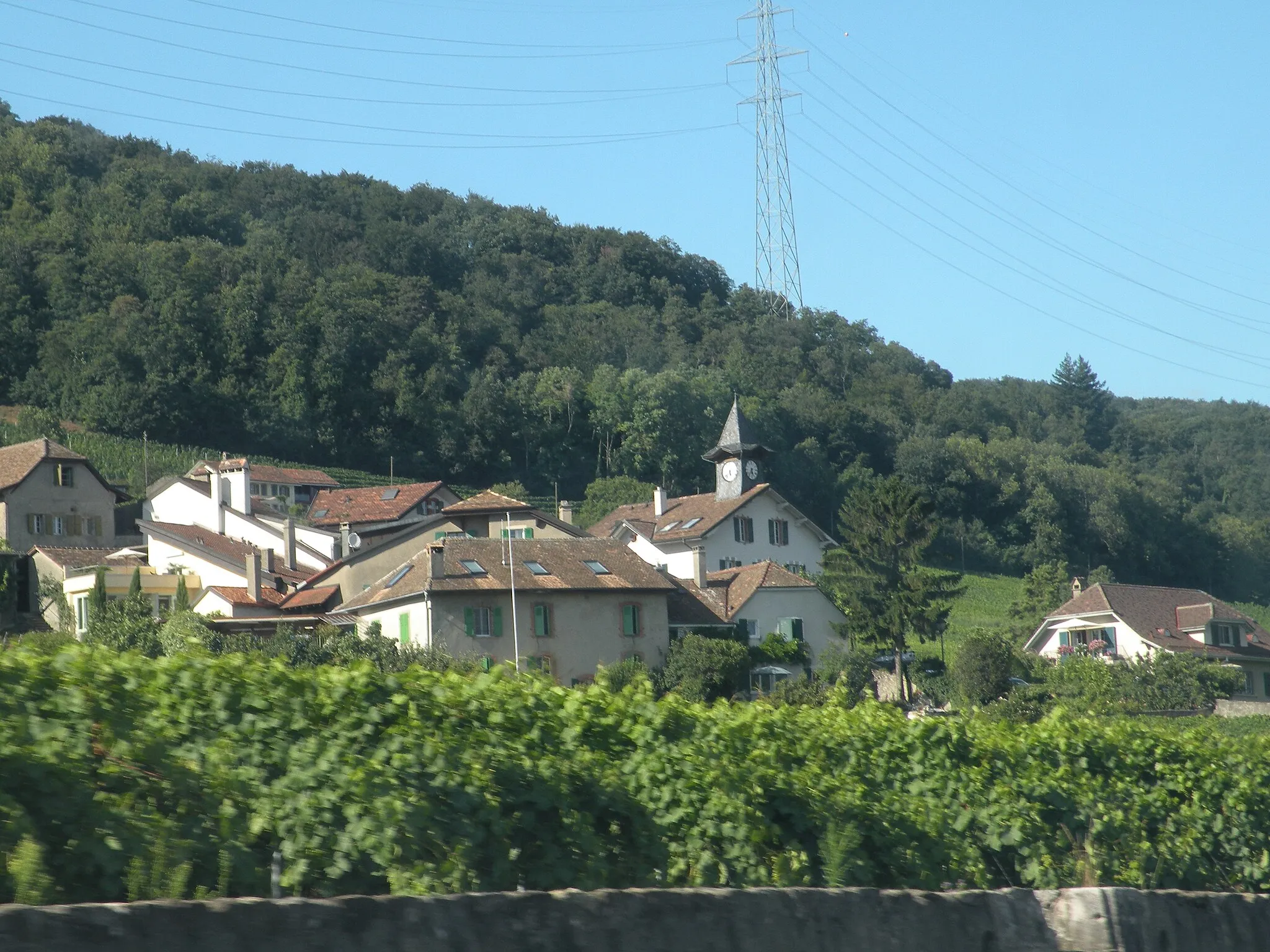 Photo showing: Le village de Vinzel, vu de la route du Vignoble.
