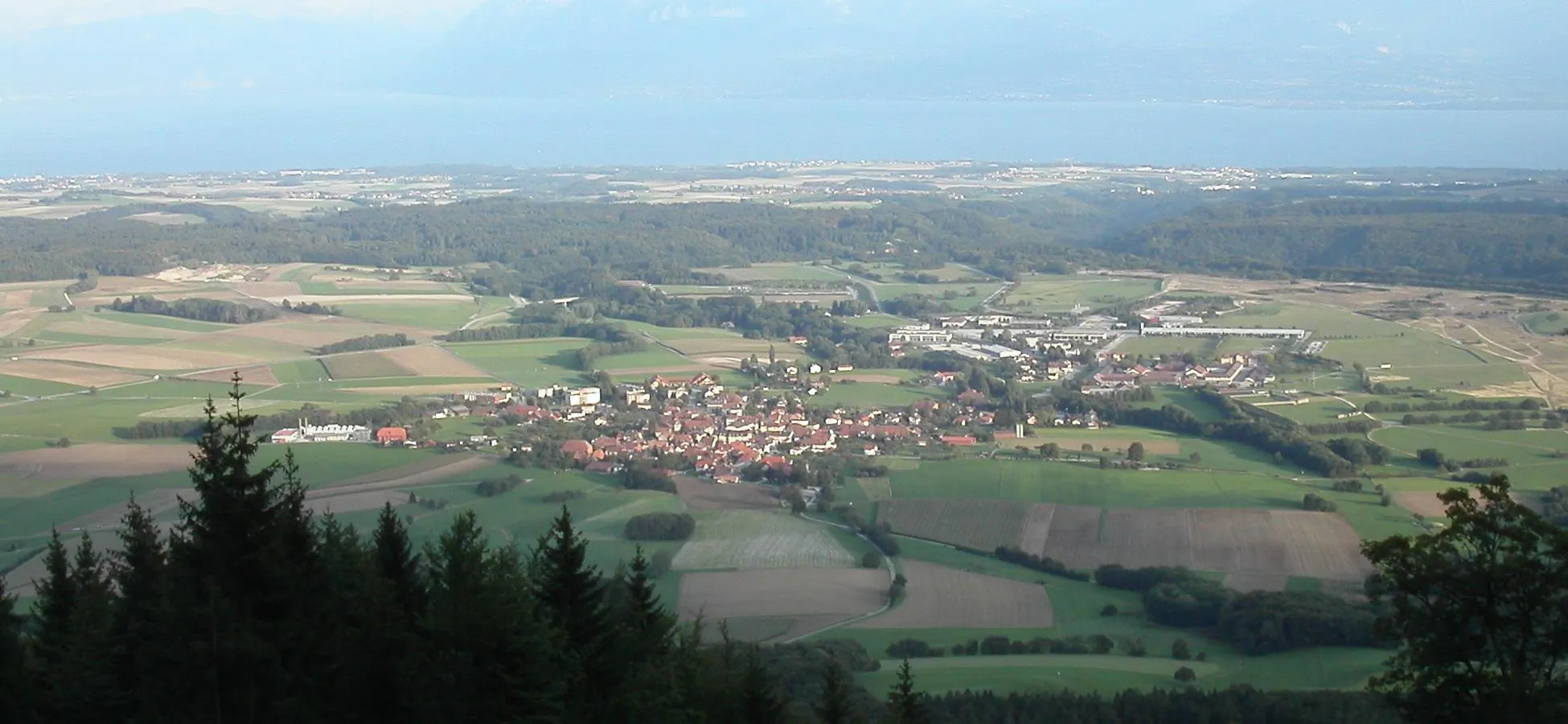 Photo showing: Vue du village de Bière, canton de Vaud, Suisse.