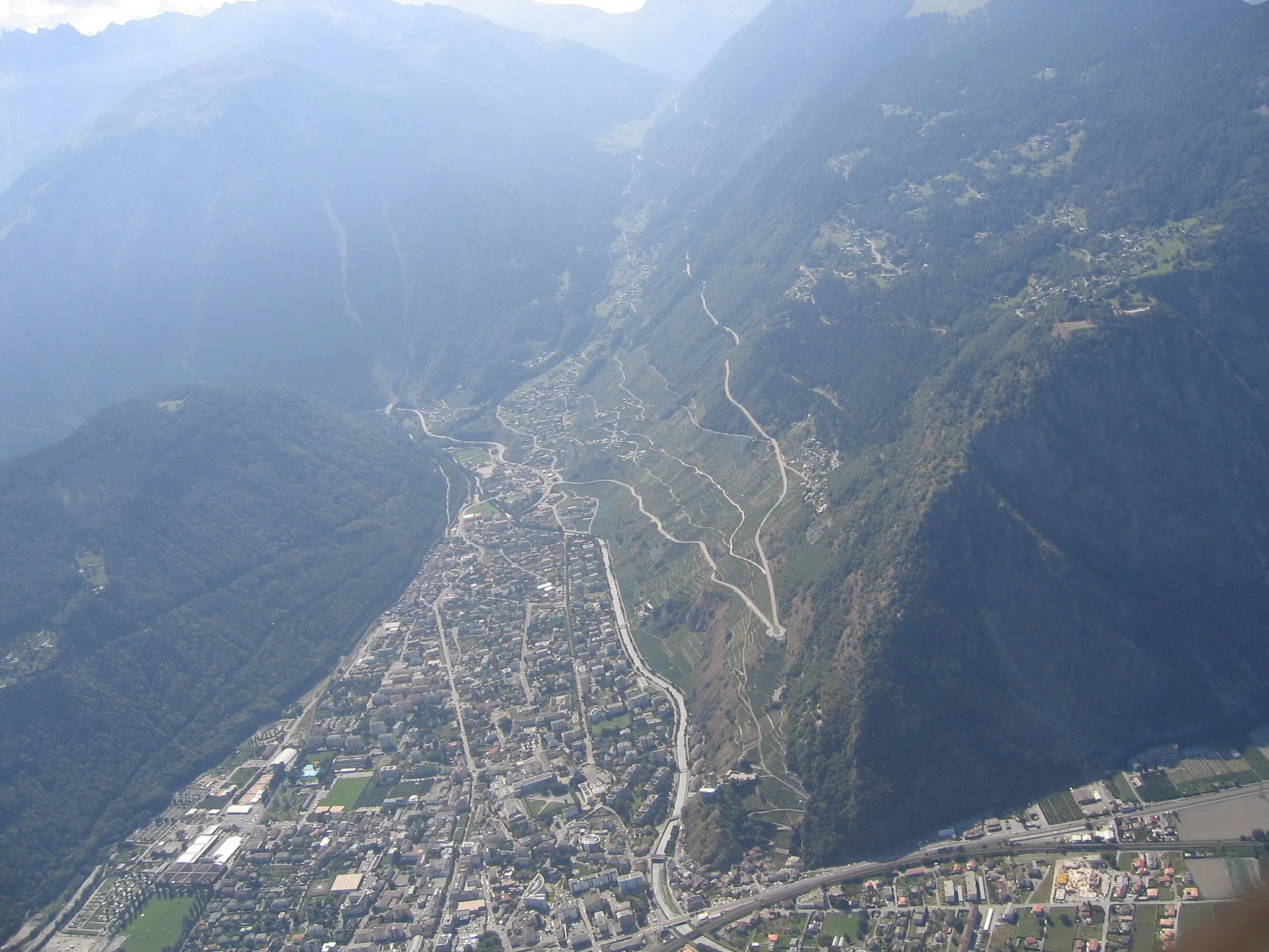 Photo showing: Martigny-Combe, avec Martigny au premier plan, le Mont-Chemin puis le Mont Bovine à gauche, le Mont Ravoire et l'Arpille à droite, le vallon de La Combe jusqu'au col de la Forclaz au centre
