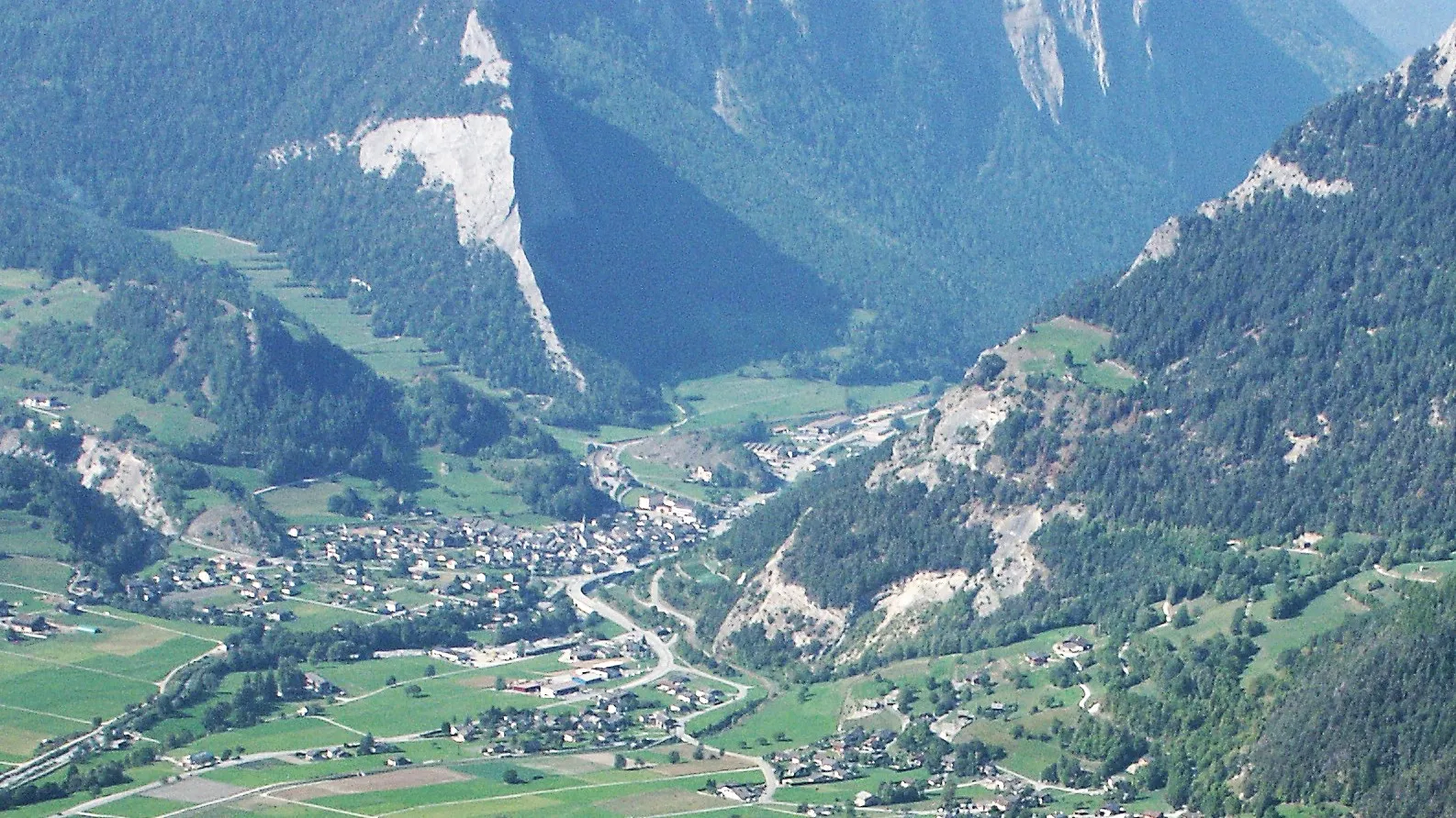 Photo showing: Etiez rechts der Dranse, Sembrancher etwas dahinter auf der gegenüberliegenden Talseite