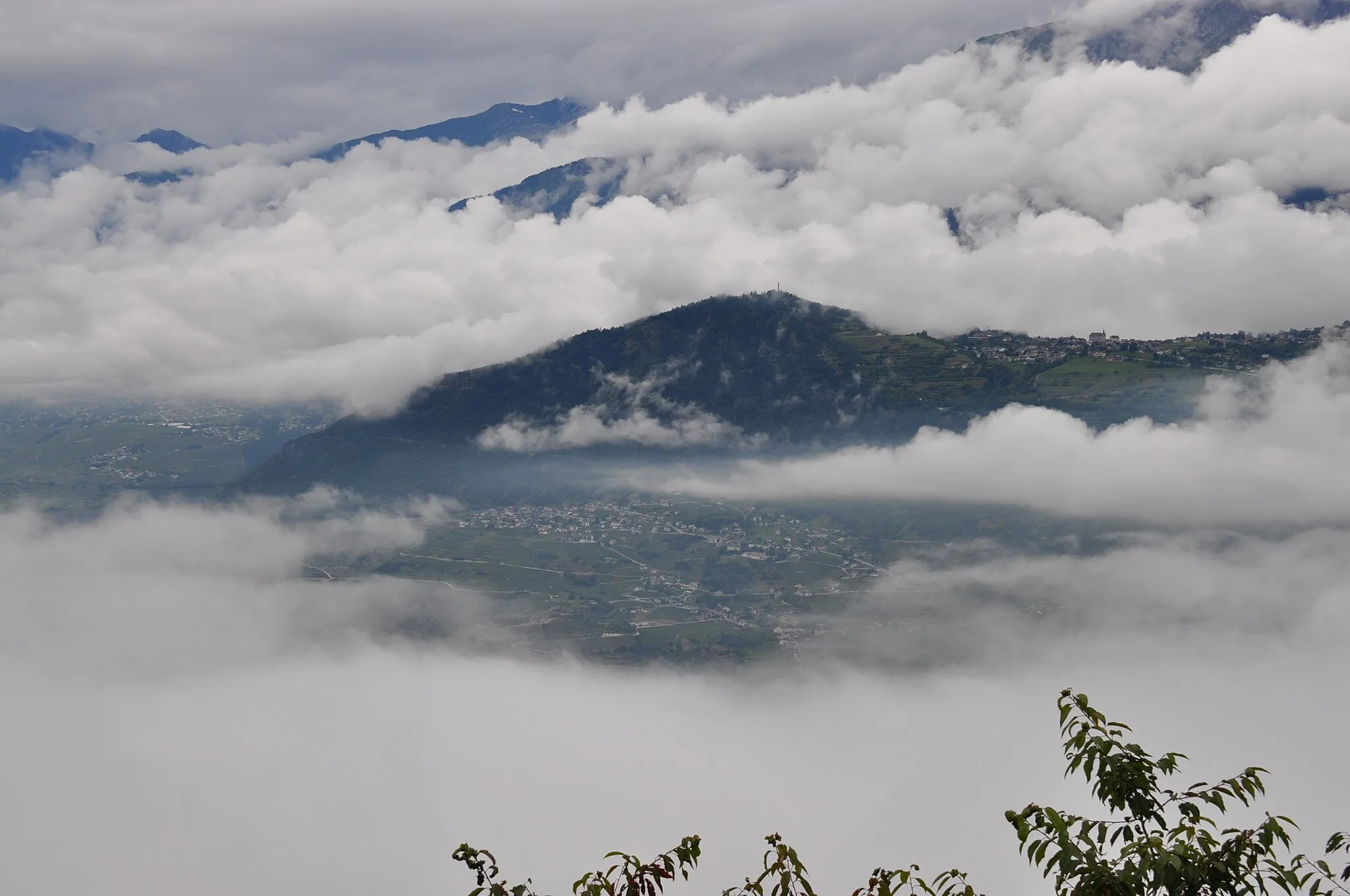 Photo showing: Lens between the clouds seen from Vercorin