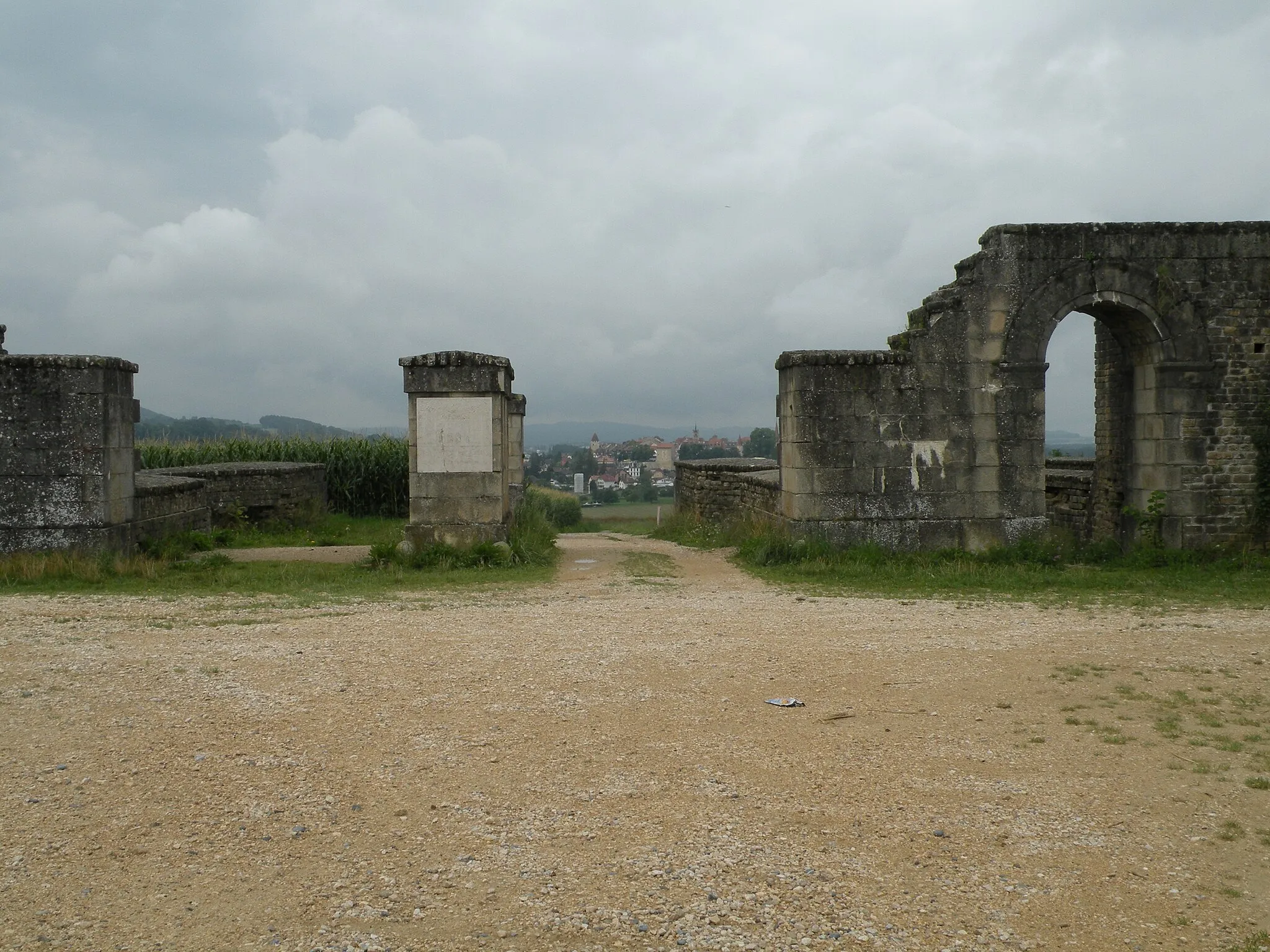 Photo showing: Porte de l’Est de l’enceinte romaine d’Aventicum.