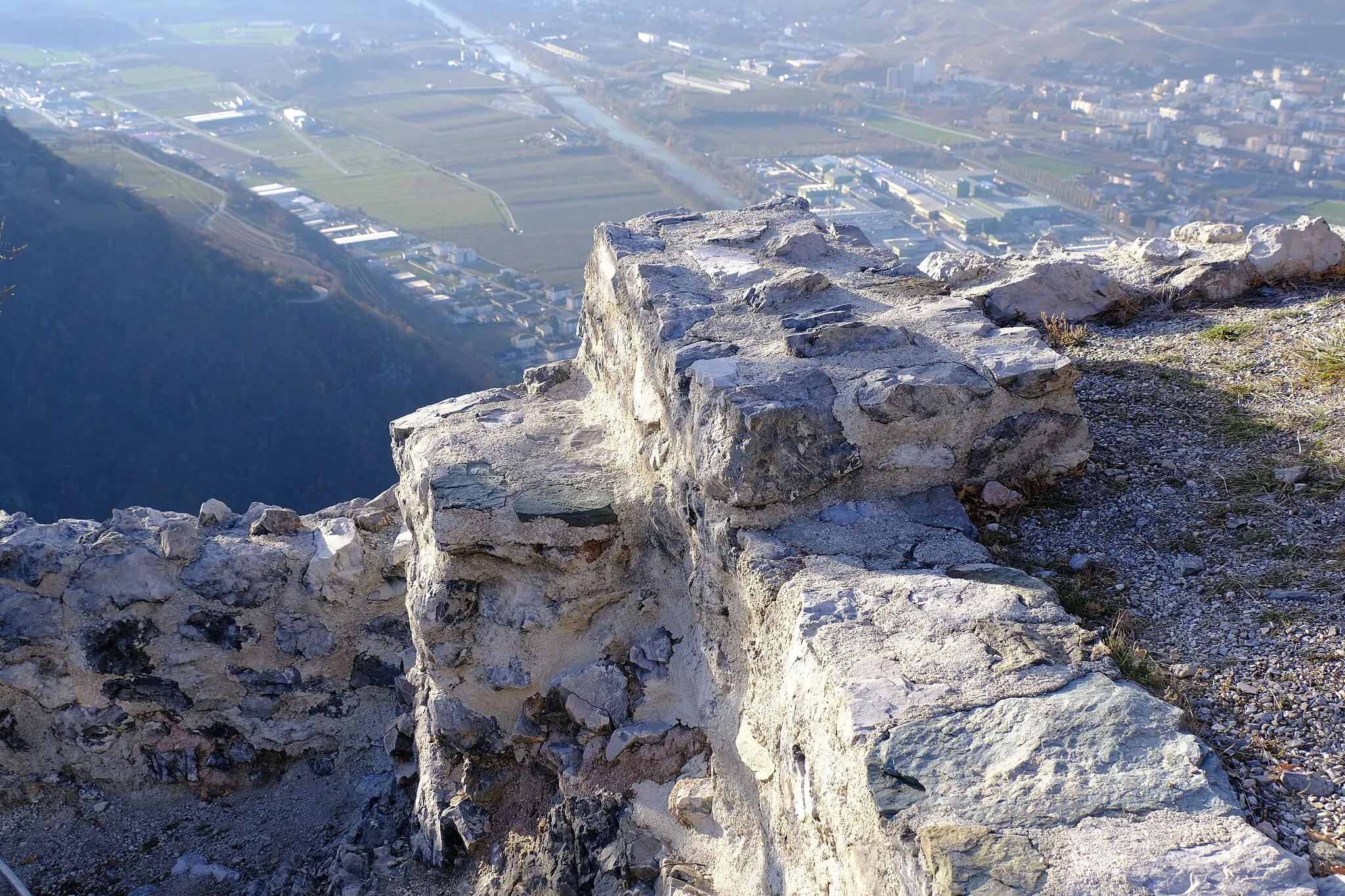 Photo showing: Angle sud-ouest de la terrasse supérieur du château de Beauregard.