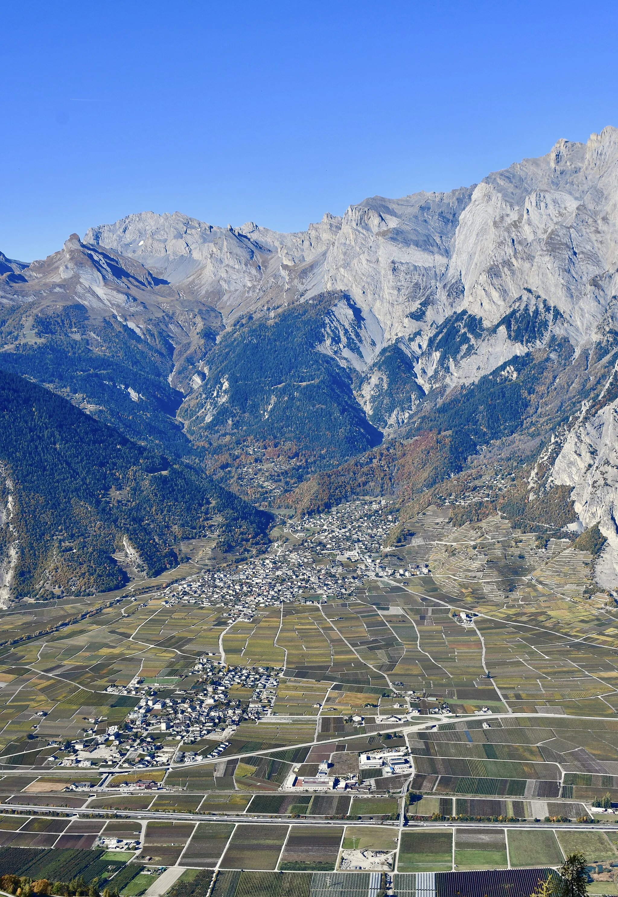 Photo showing: Vue sur la commune de Chamoson (VS), en Suisse.