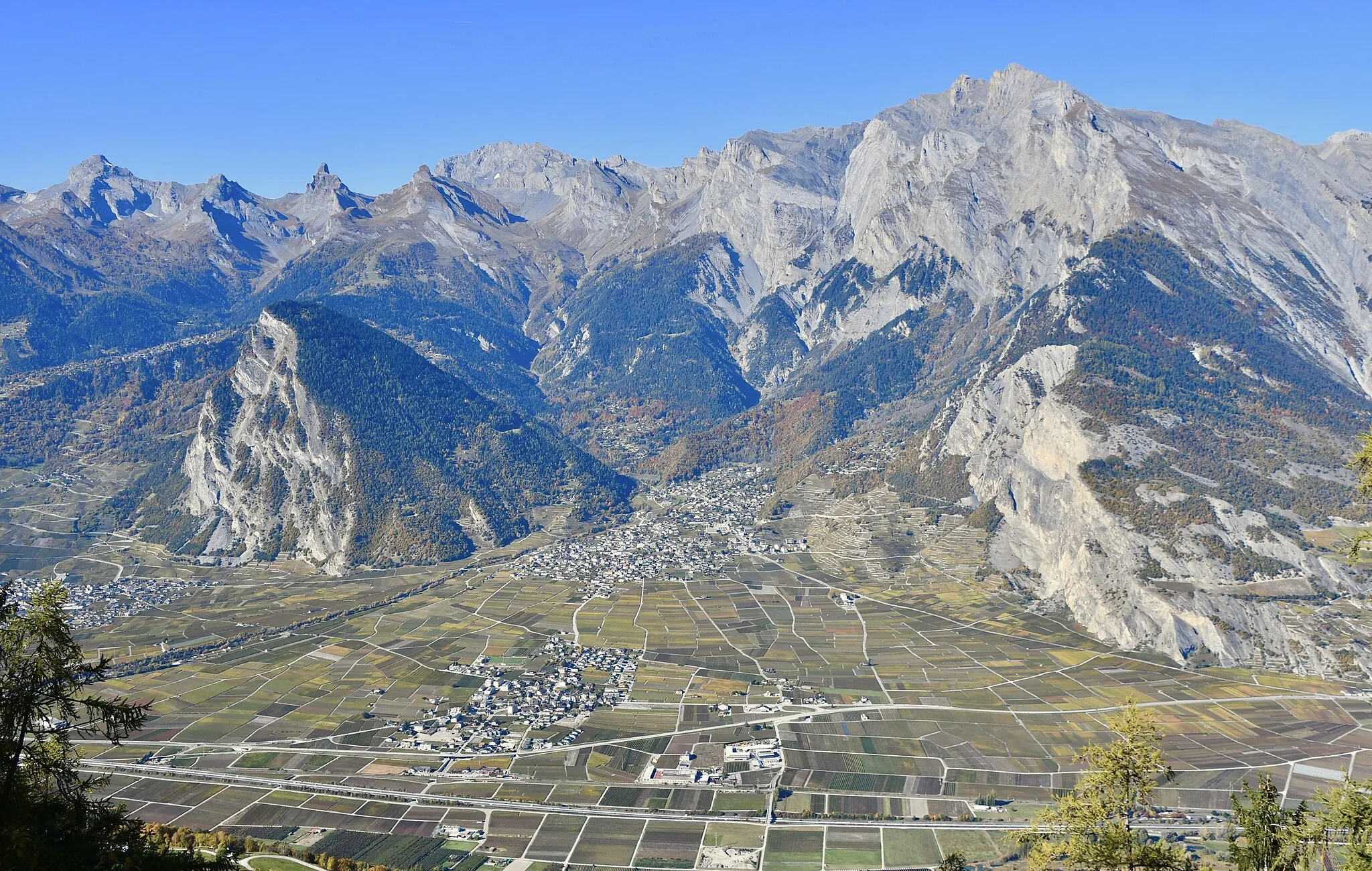 Photo showing: Vue sur la commune de Chamoson (VS), en Suisse.