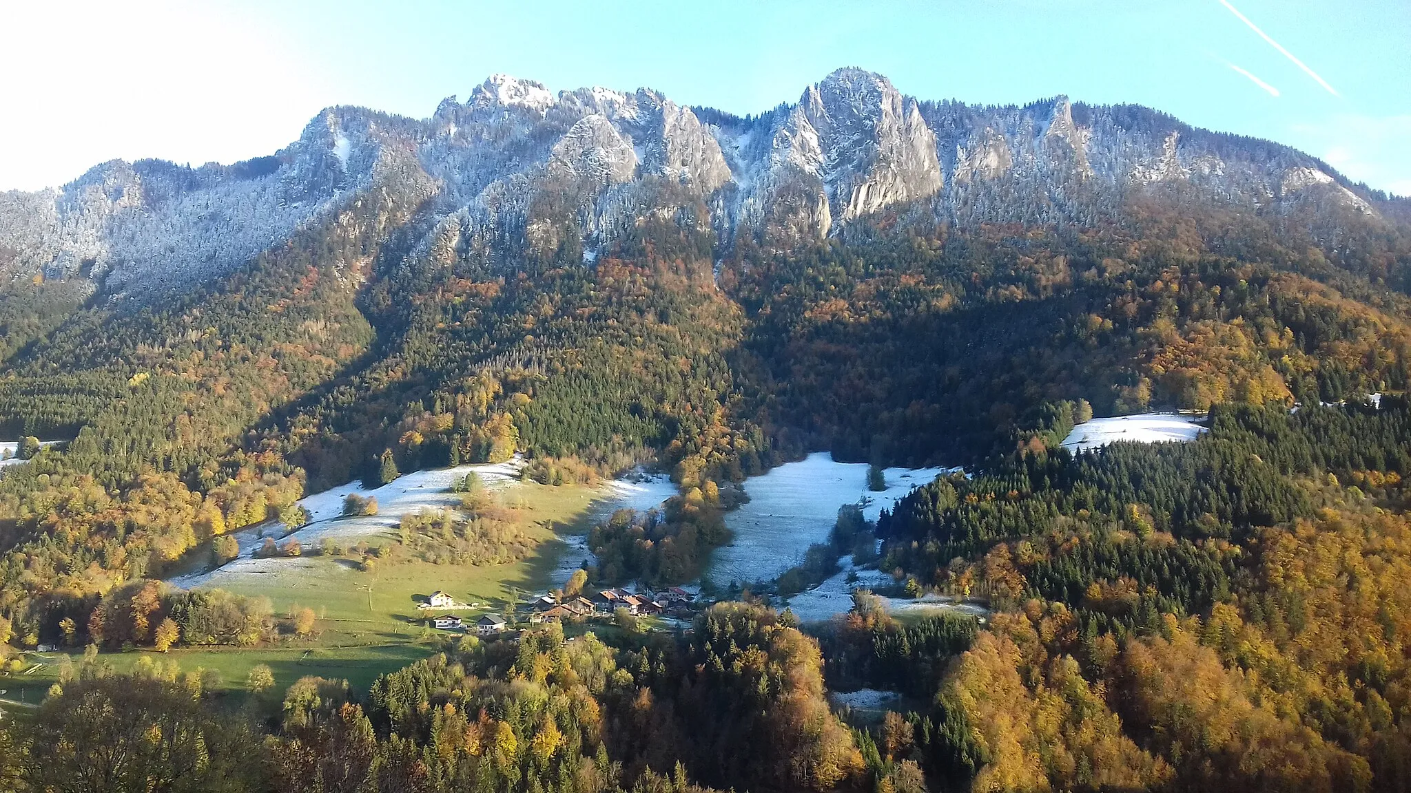 Photo showing: Le massif des Trois Becs