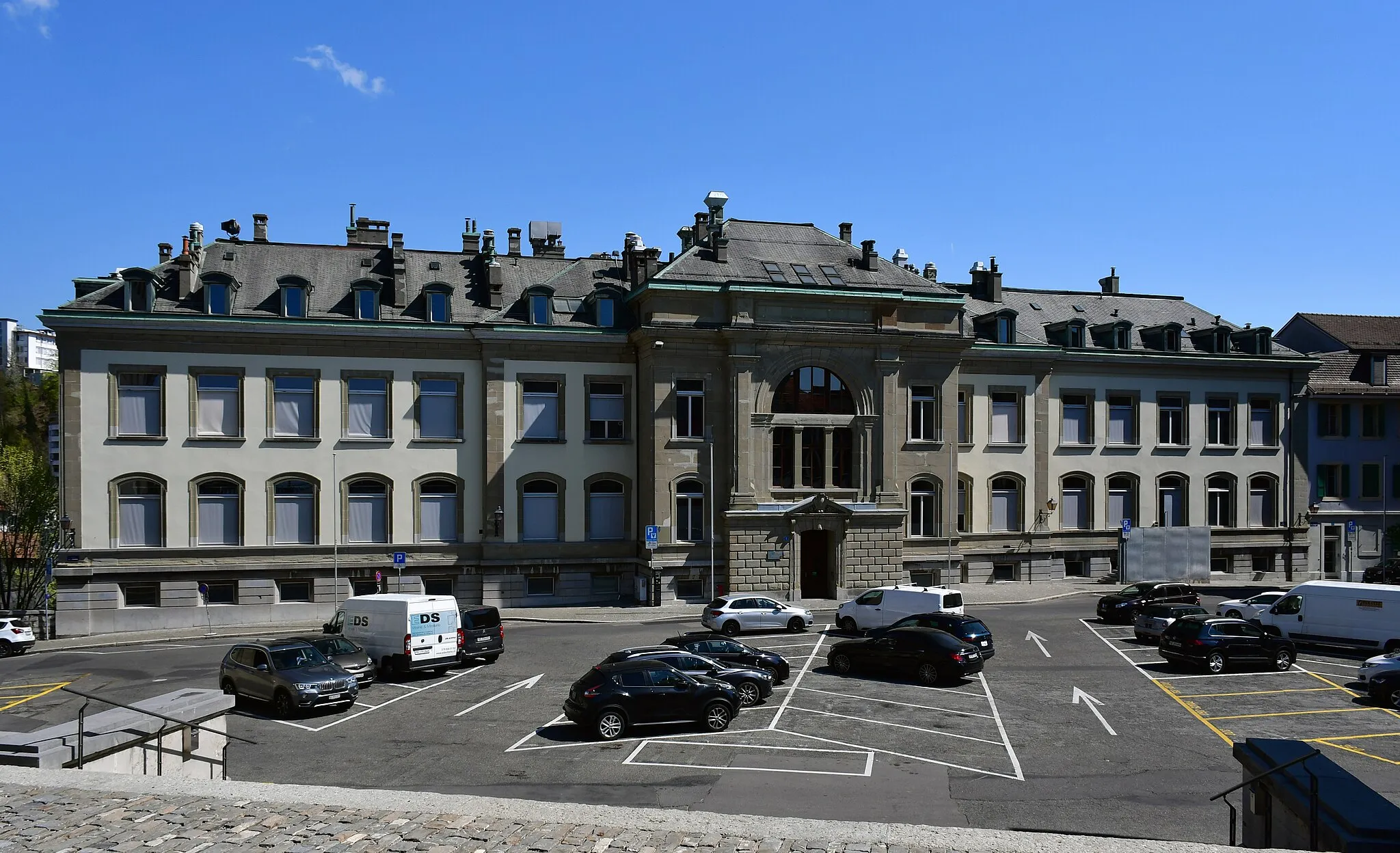 Photo showing: Place du Château(Lausanne, Switzerland), and the former school of physics and chemistry, nowadays graduate school of health (École supérieure de la santé, ESsanté).