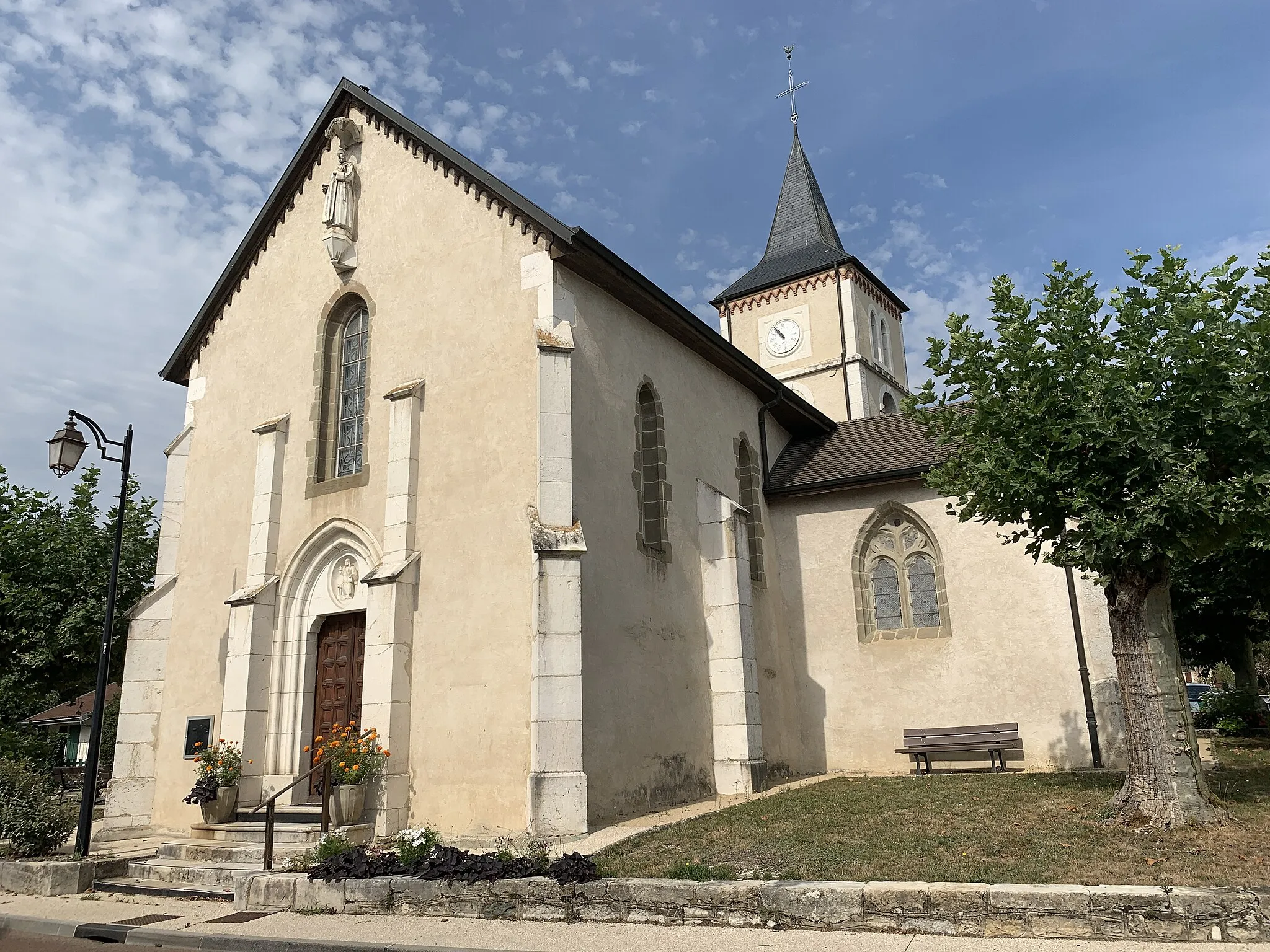 Photo showing: Église Saint-Benoît de Grilly, Ain.