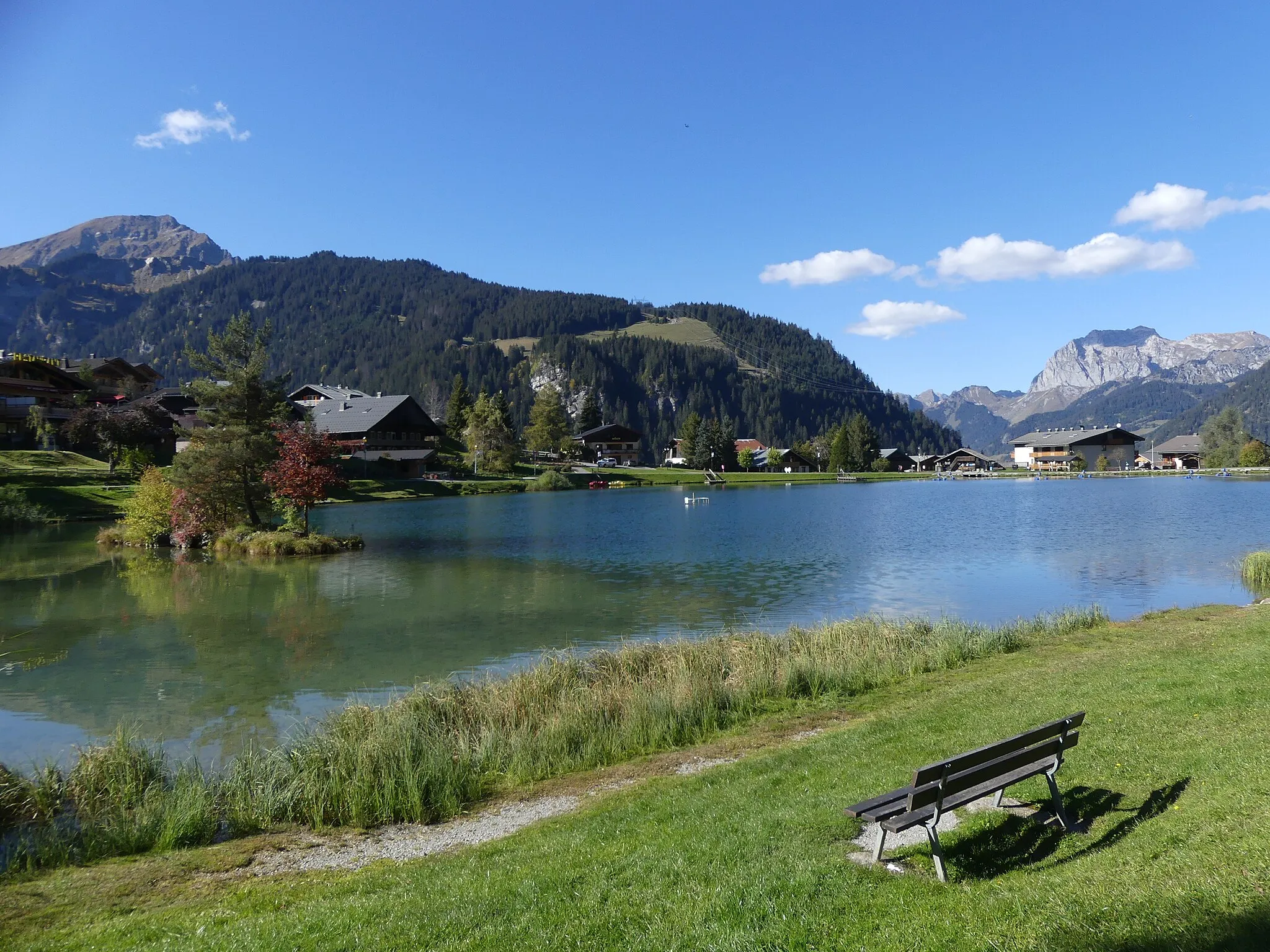 Photo showing: Sight, in autumn, of the eastern side of Lac de Vonnes lake in Châtel, Haute-Savoie, France.