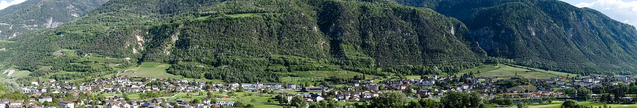 Photo showing: Le village de Grône vu depuis la colline de Pintset en mai 2023.