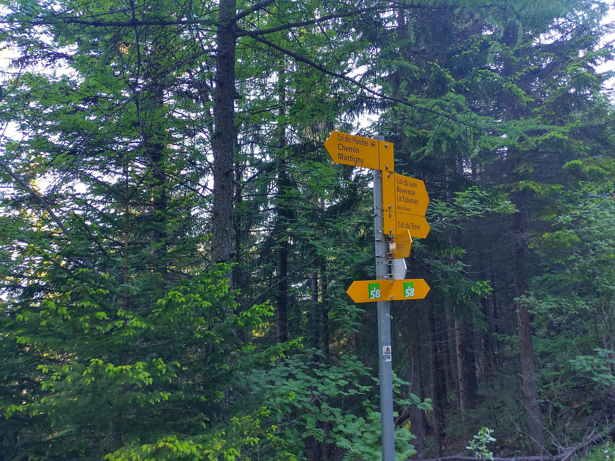 Photo showing: Fingerpost near Col des Planches