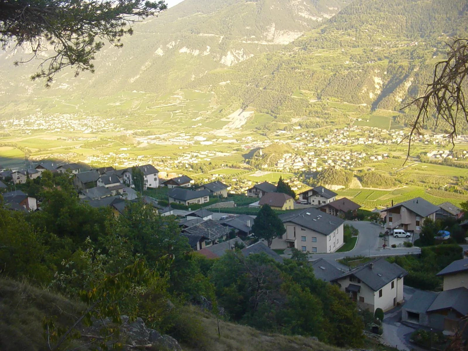 Photo showing: Chelin vu depuis la forêt.