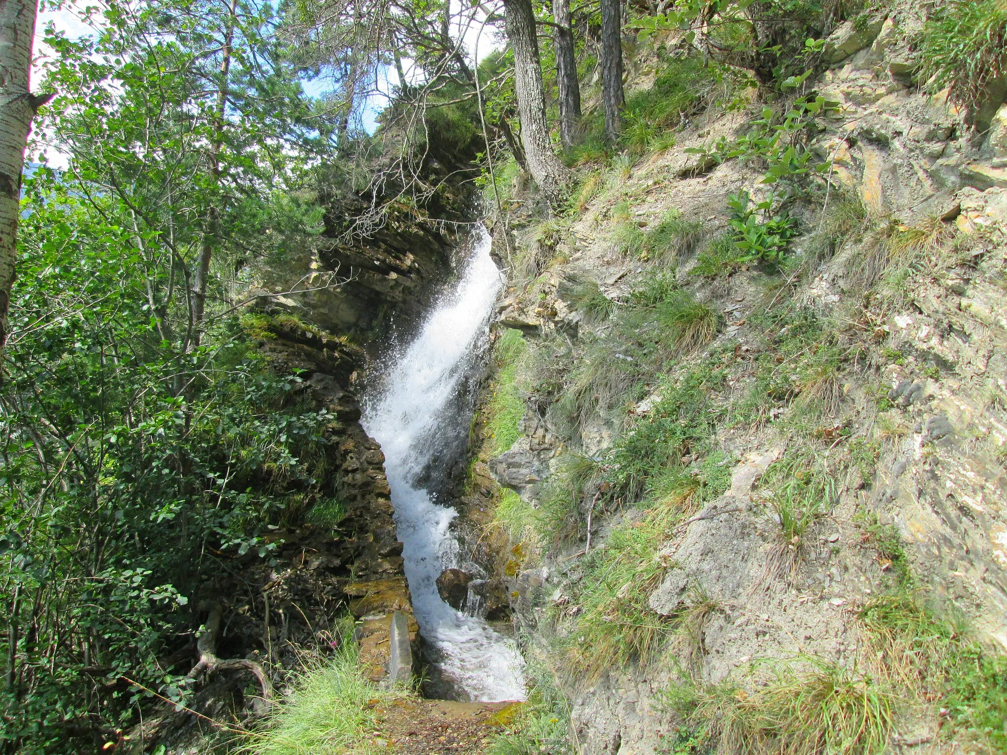 Photo showing: Cascade du bisse du Sillonin en dessous des marches.