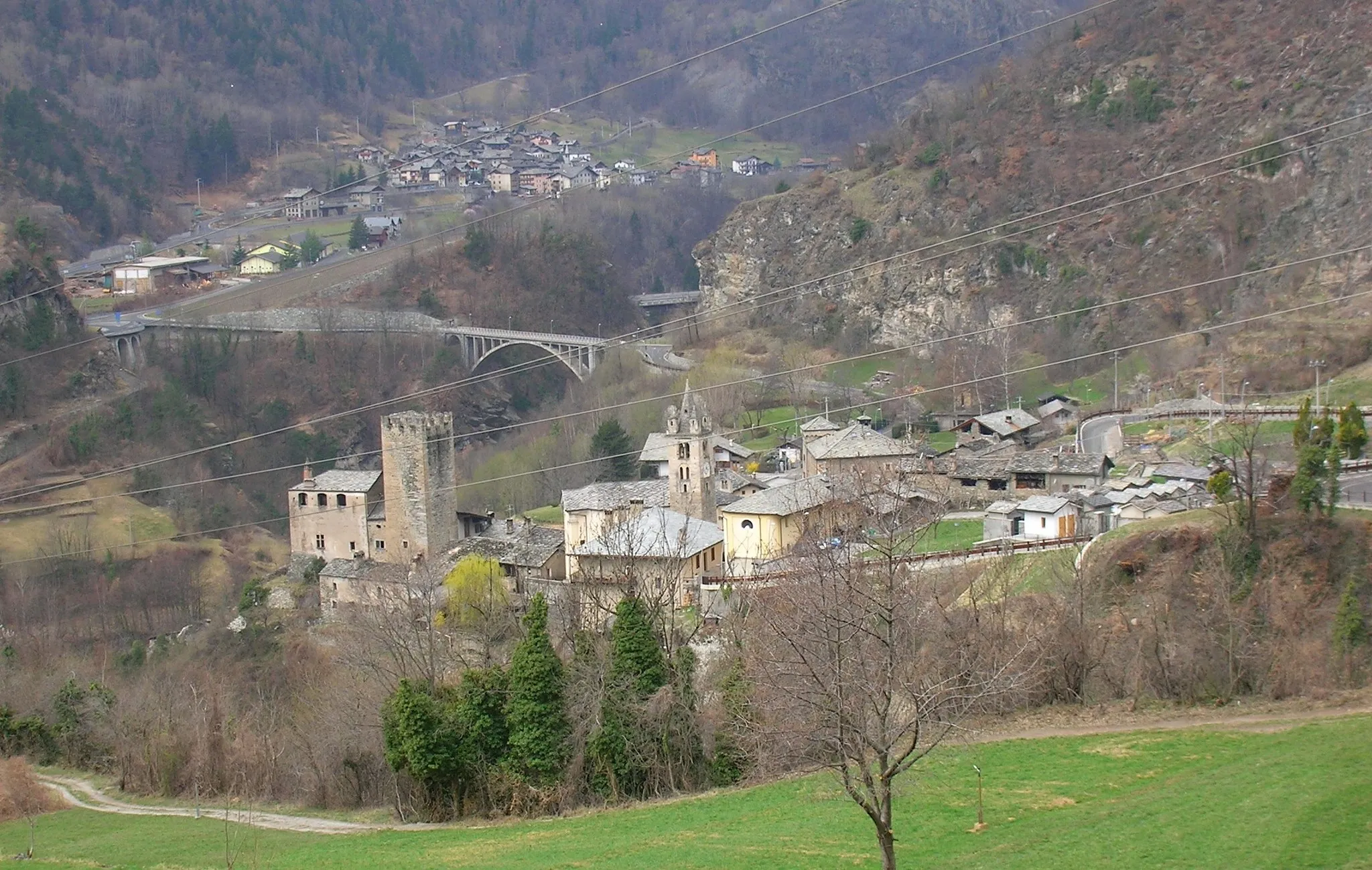 Photo showing: Avise, Valle d'Aosta, Italia. Dall'altra parte del fiume la frazione di Runaz