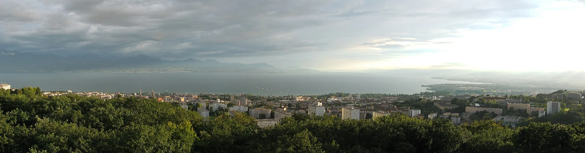 Photo showing: Lake Geneva seen from Sauvabelin's tower in Lausanne (Switzerland).
Three photos taken on 2007-08-22 at 07:53 pm, stitched together with Hugin.