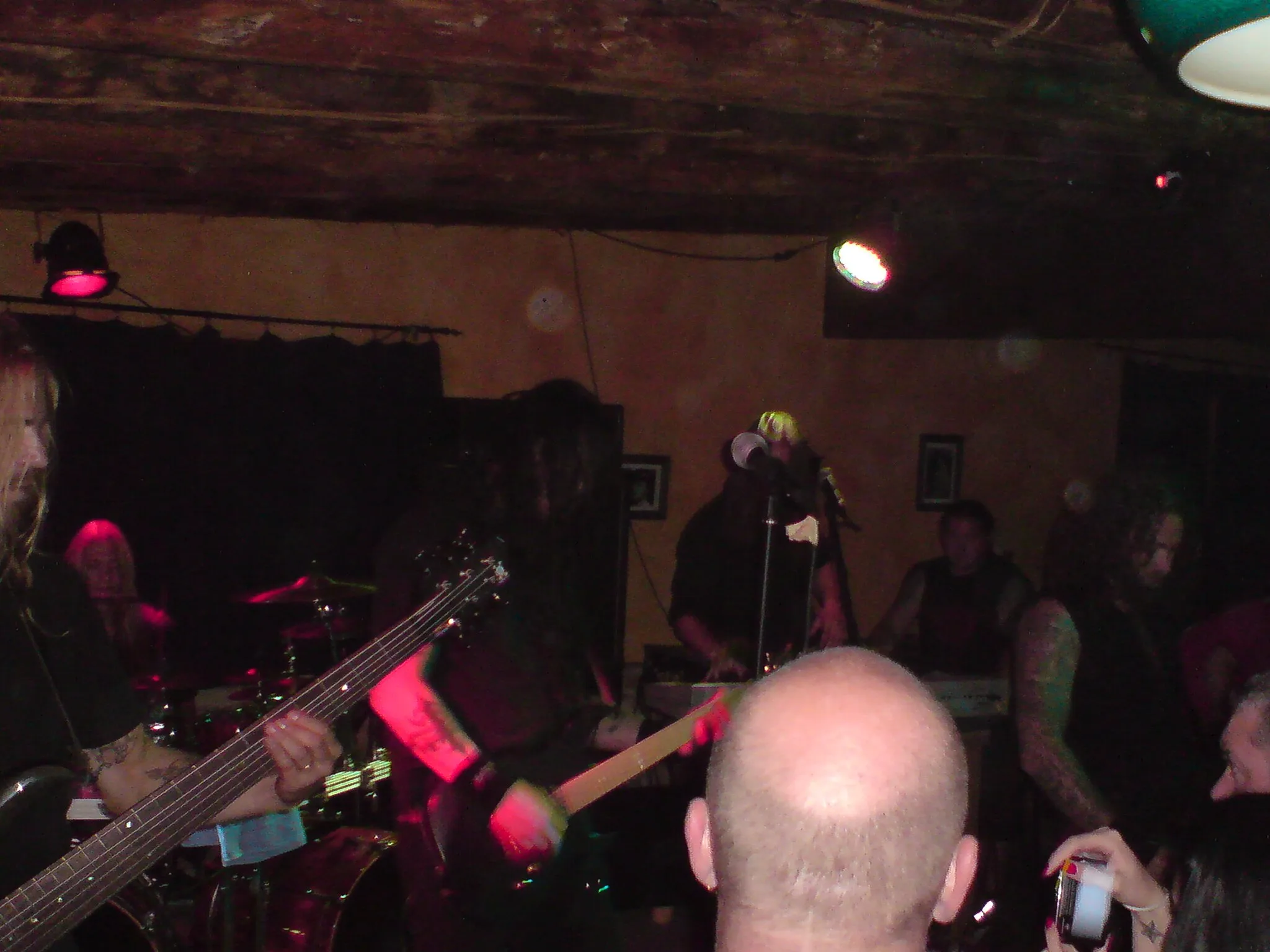 Photo showing: Evergrey sur scène, plus le crâne du photographe.