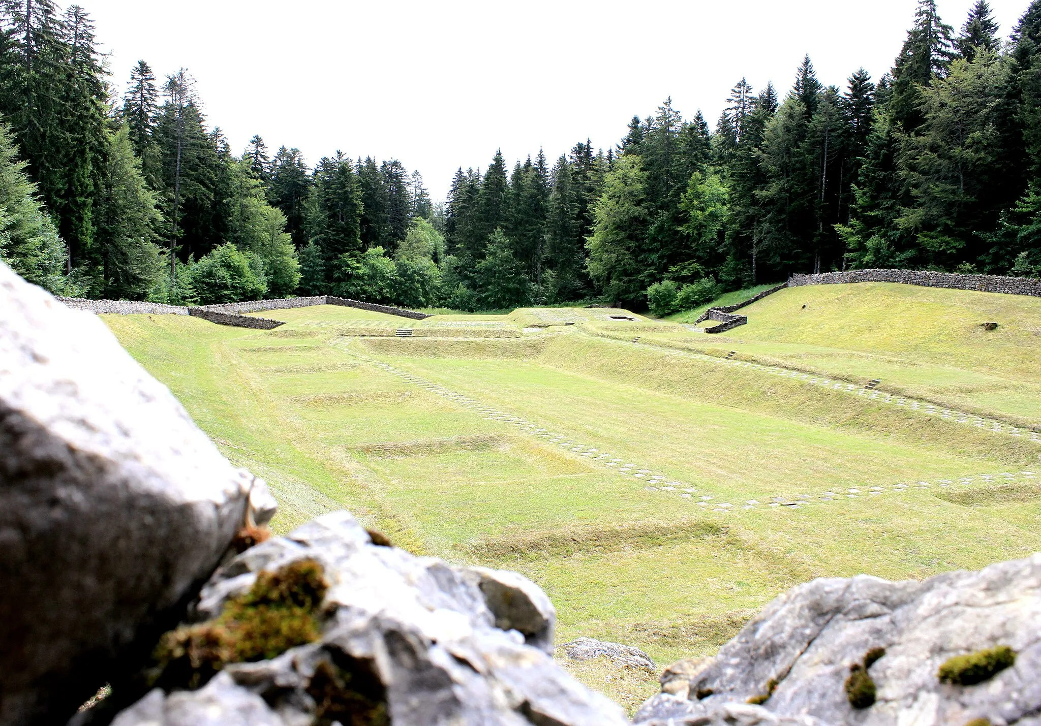 Photo showing: Suisse, canton de Vaud, Arzier, Chartreuse d'Oujon et maison basse attenante (monastère médiéval) : vue des ruines du grand cloître et de quelques-unes des 12 anciennes cellules.