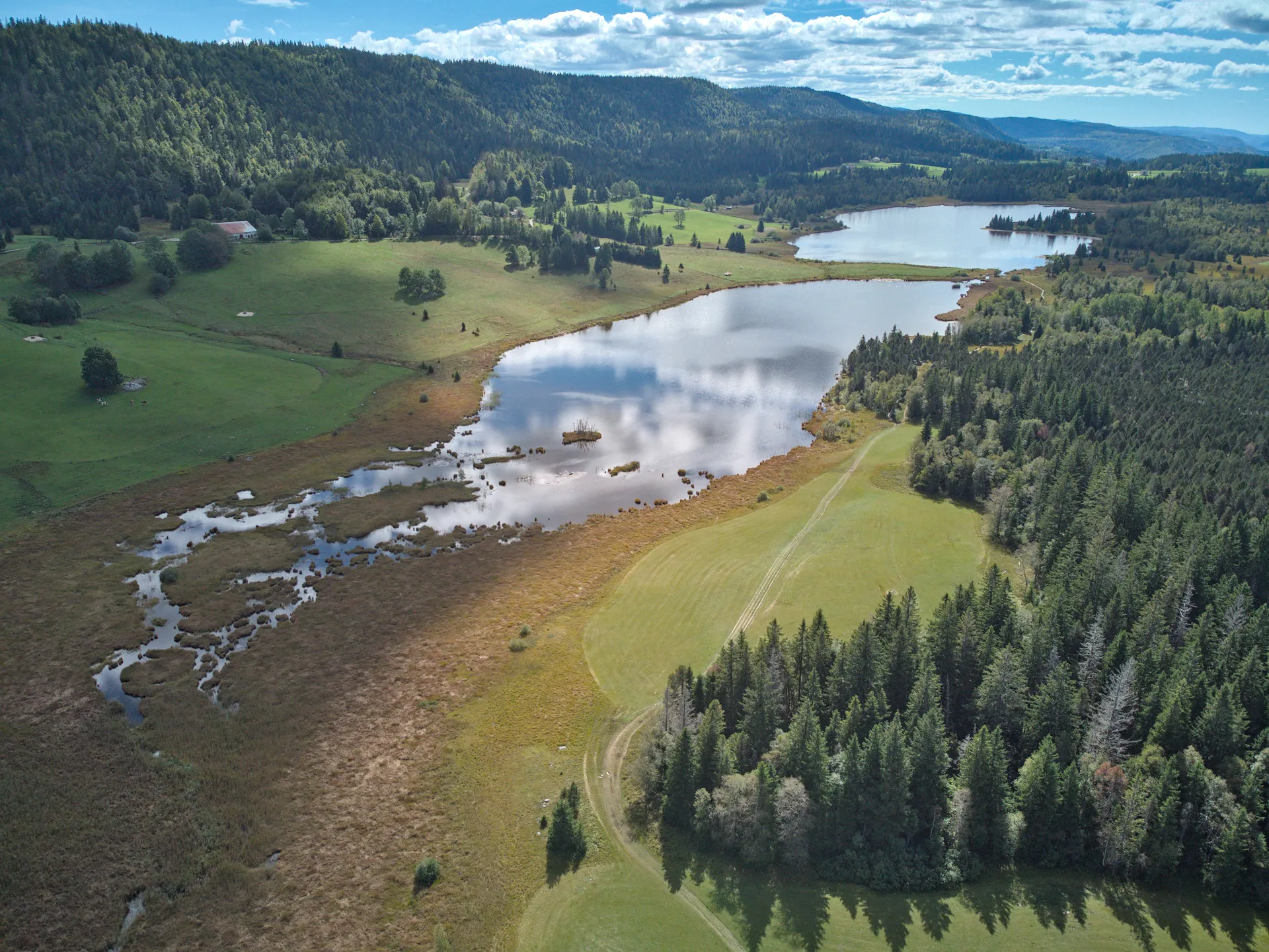 Photo showing: Lac des Mortes au premier plan, Lac de Bellefontaine au second.