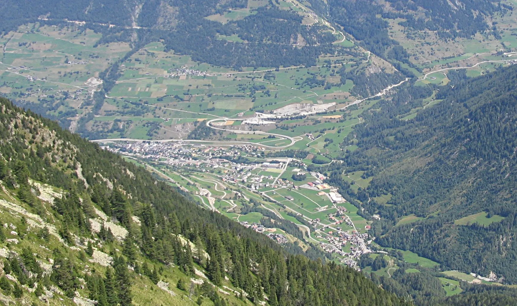 Photo showing: Vue de la ville d'Orsières, depuis la proximité du télésiège de la Breya